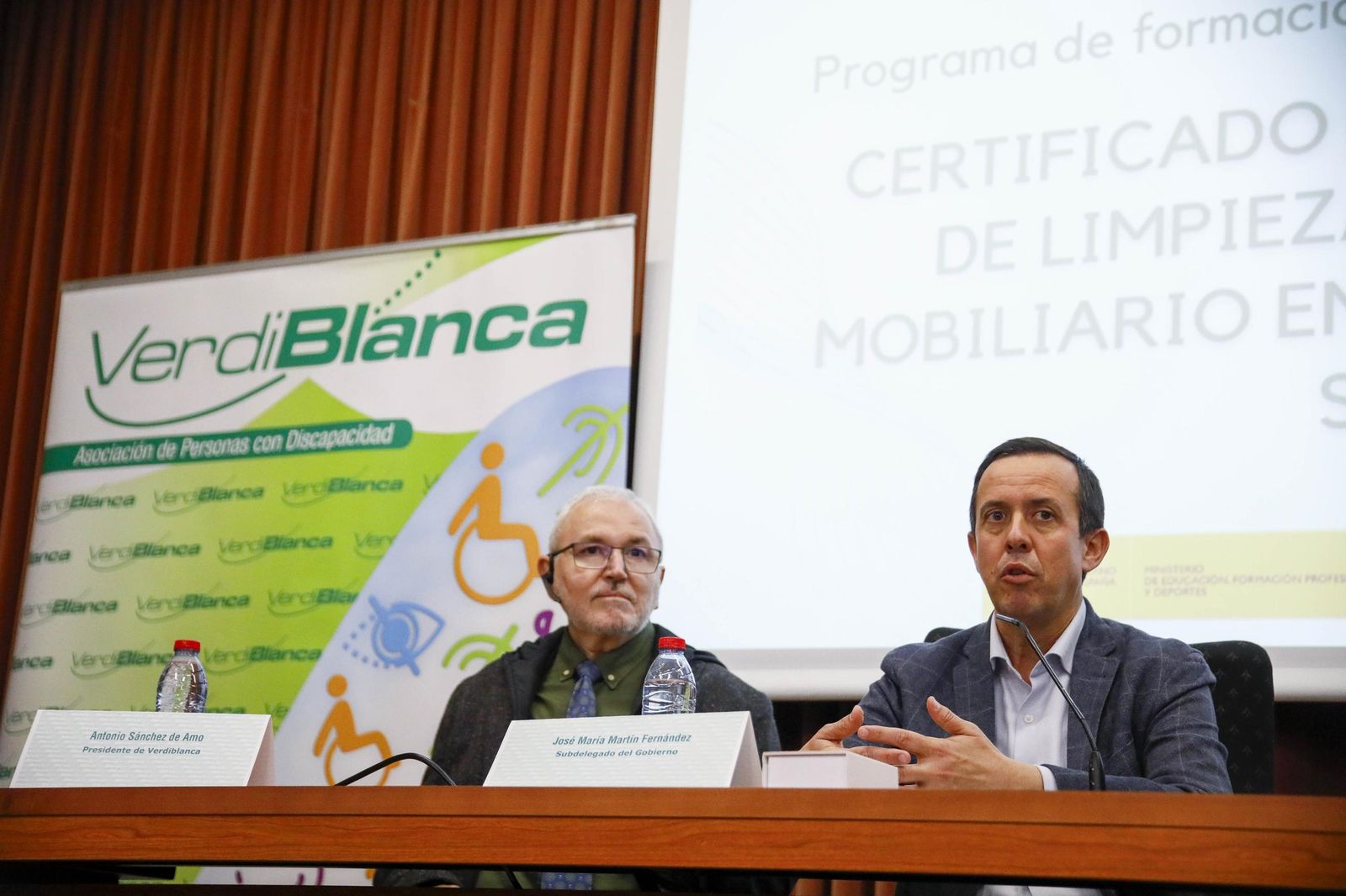 Imágenes de la enterga de certificado de profesionalidad de limpieza de superficies y mobiliarios de VerdiBlanca en la Universidad de Almería
