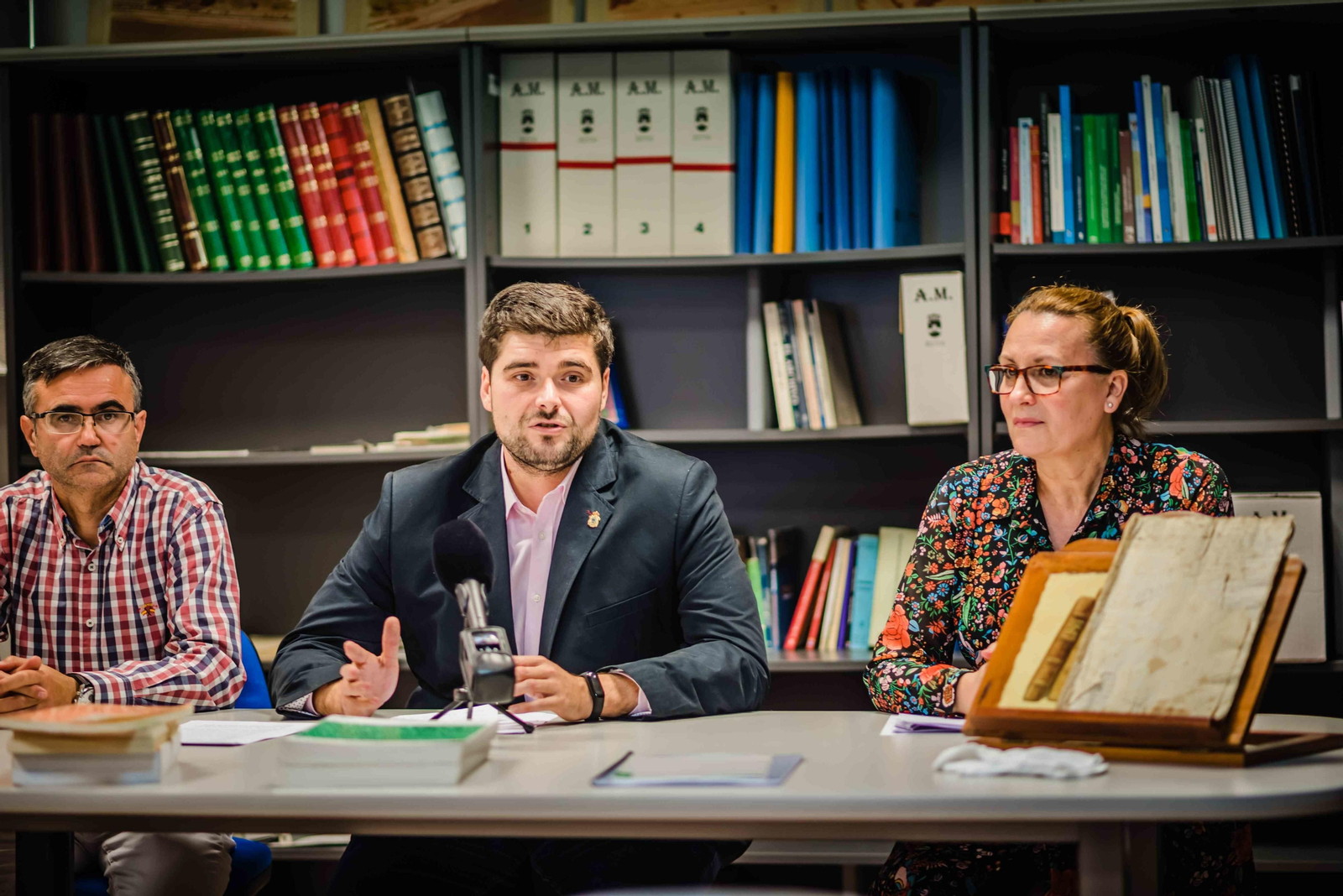 De izquierda a derecha, Francisco Galindo, Francisco Gutiérrez y Adela Navarro, en el archivo municipal.