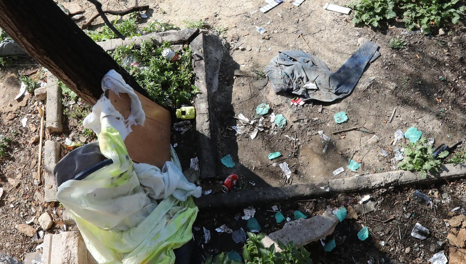 Detalle del estado del parque con restos de envoltorios de droga, entre Vista Alegre y San Telmo.
