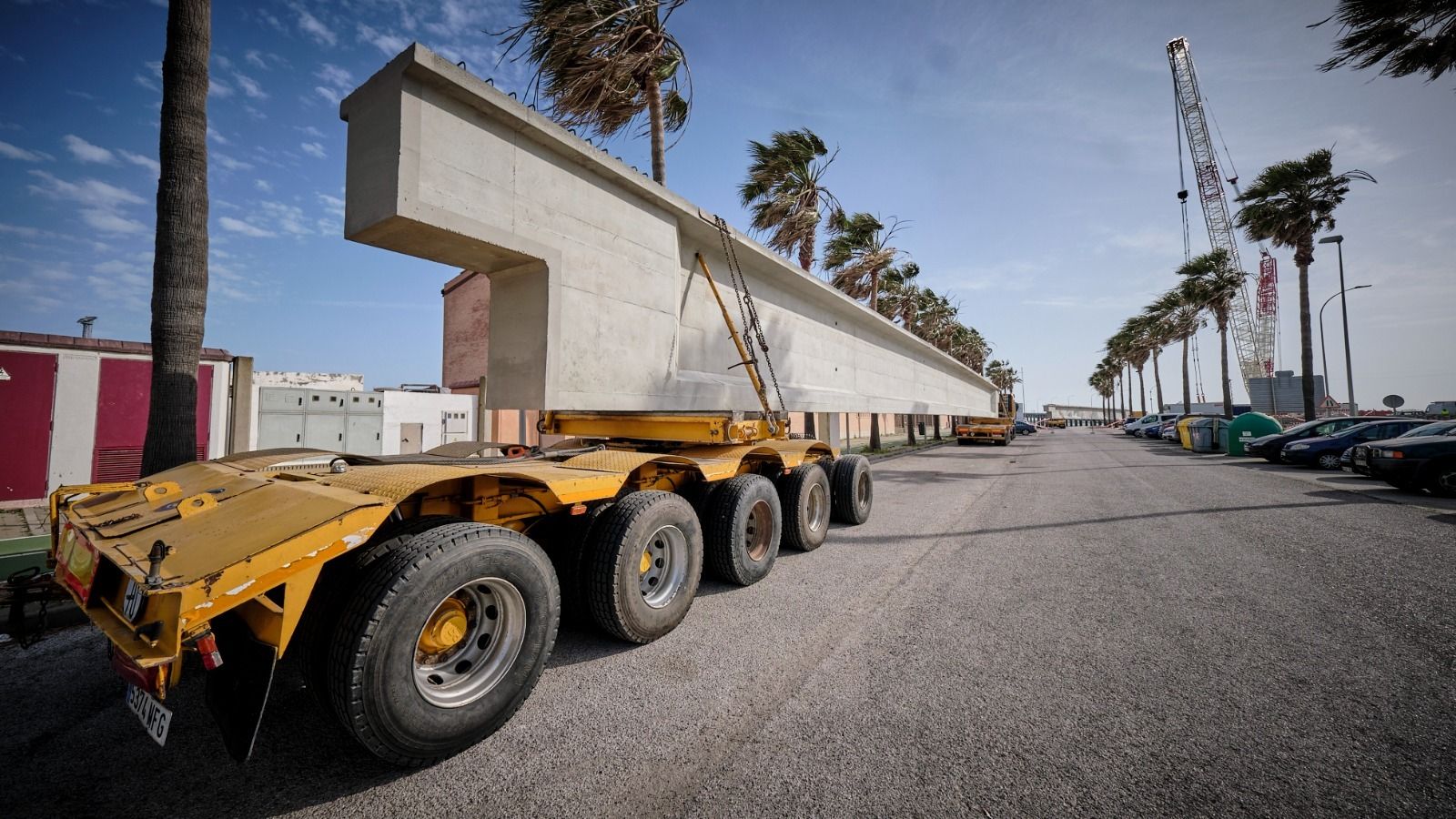 Imágenes de la colocación de una nueva viga sobre el vano 30 en el puente Carranza de Cádiz