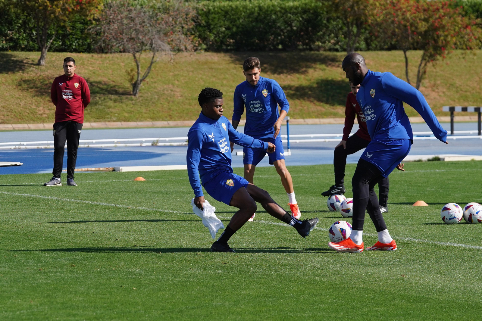 Ramazani intenta robarle el balón a Koné en un entrenamiento en el anexo