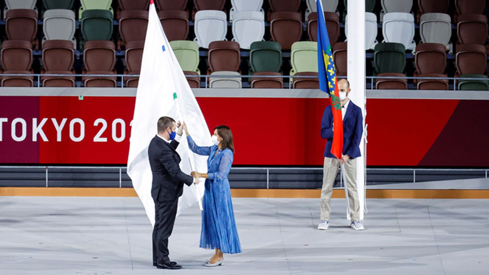 La alcaldesa de París, Anne Hidalgo, recibe la bandera paralímpica.