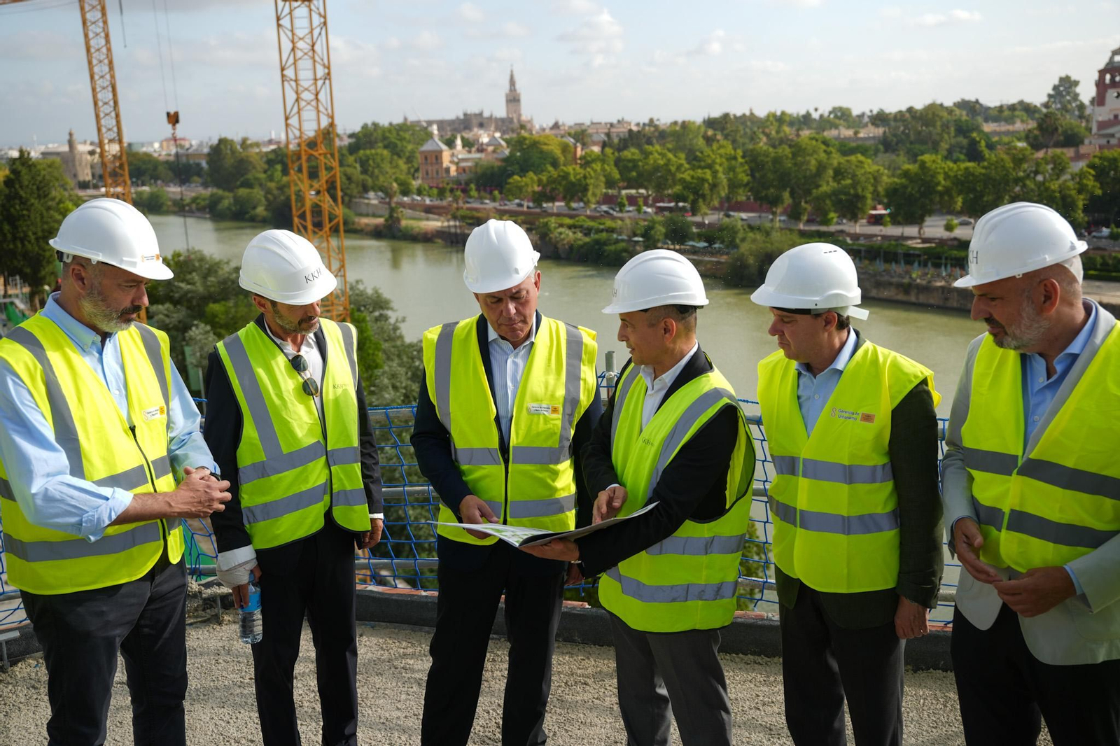 Visita del alcalde a las obras de la antigua Altadis.