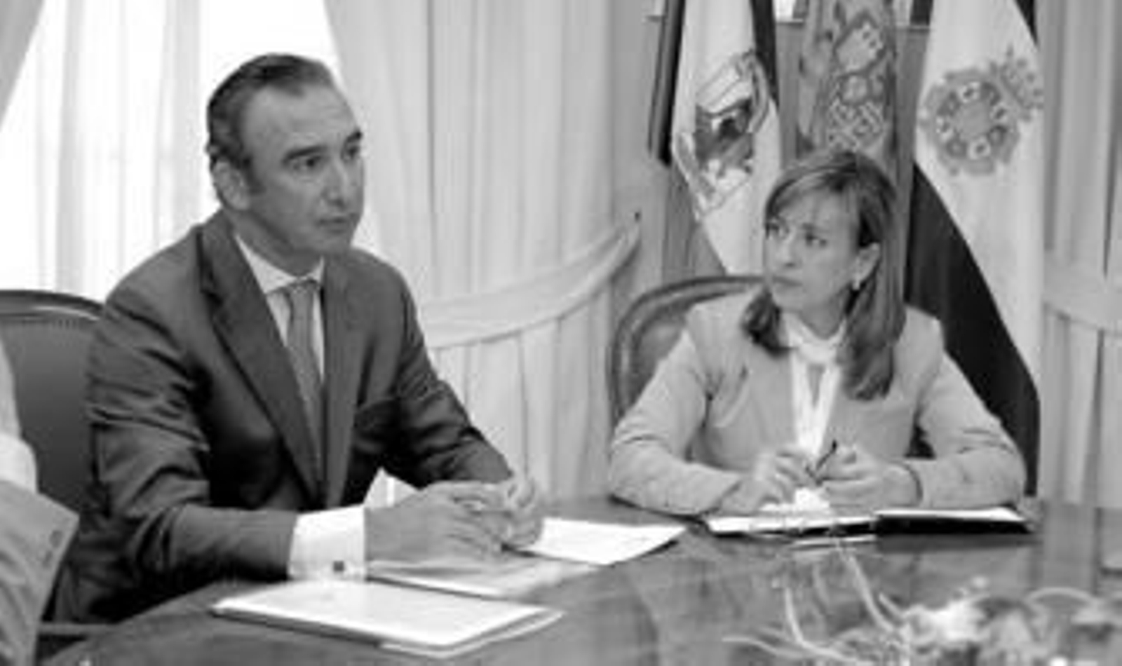 Julián Cobos, delegado de zona de La Caixa, junto a la alcaldesa, en el acto celebrado ayer.