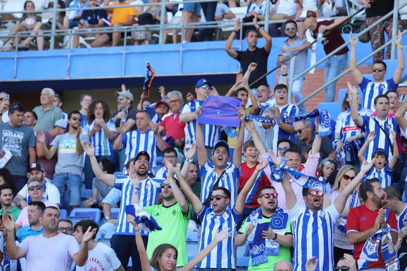 Aficionados del Recre animan al equipo durante el partido del domingo pasado. Aficionados del Recre animan al equipo durante el partido del domingo pasado.