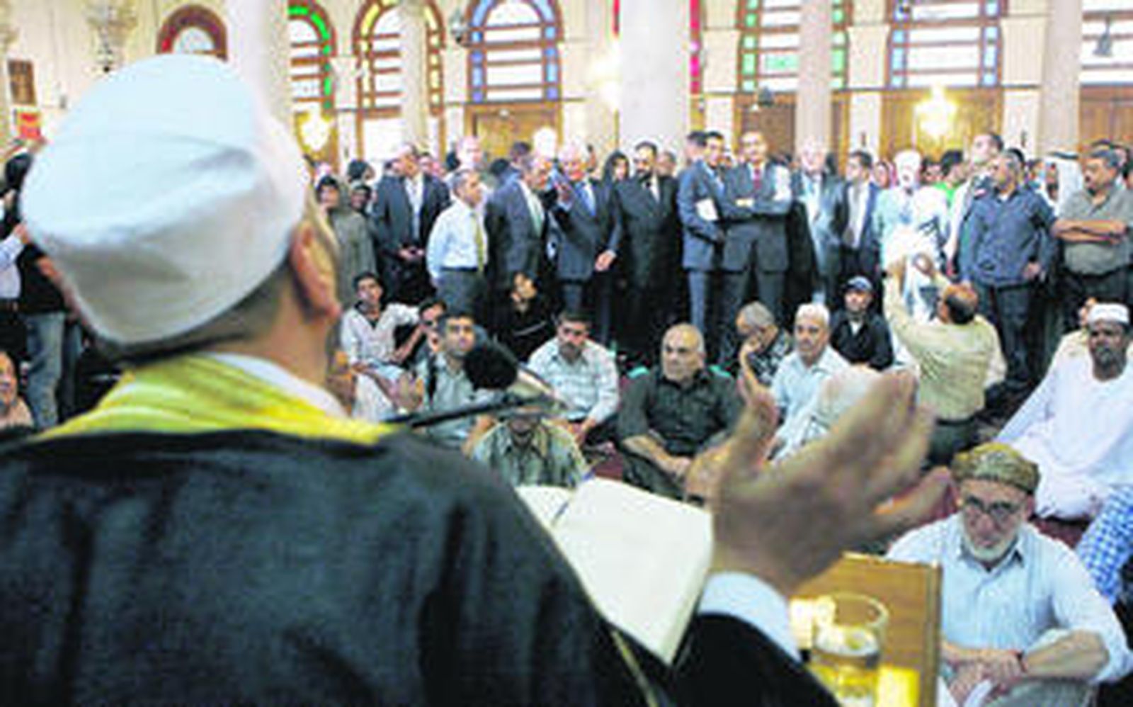 Zapatero (al fondo junto a Moratinos), ayer durante su visita a la Gran Mezquita de los Omeyas de Damasco.