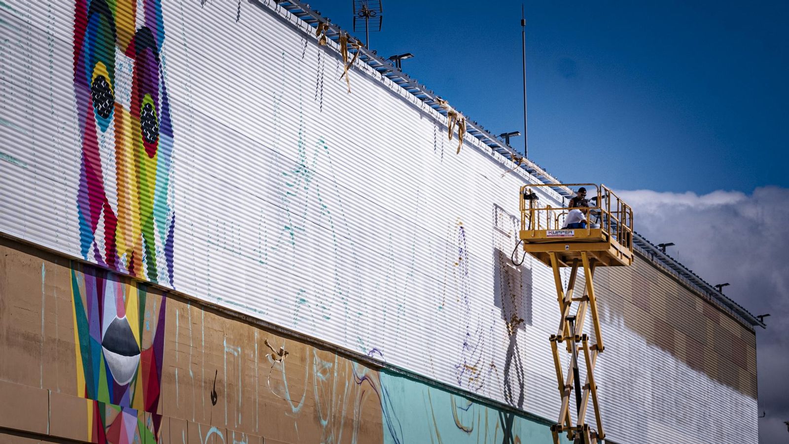 Las imágenes de cómo está quedando el mural de Okuda San Miguel en el Muelle de Cádiz