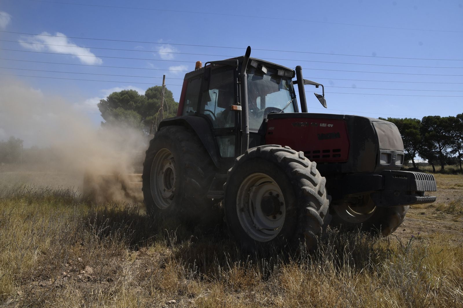 Un tractor desbroza la tierra en la que se cultivarán espárragos en una finca de San Isidro.