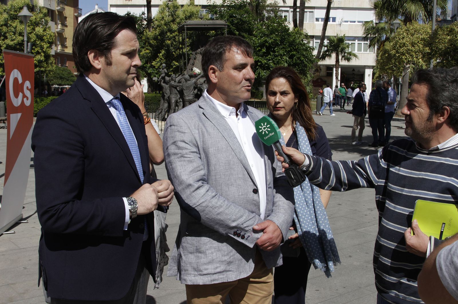 Néstor Santos, junto al número 4 de su lista, David Hernández, en El Punto.