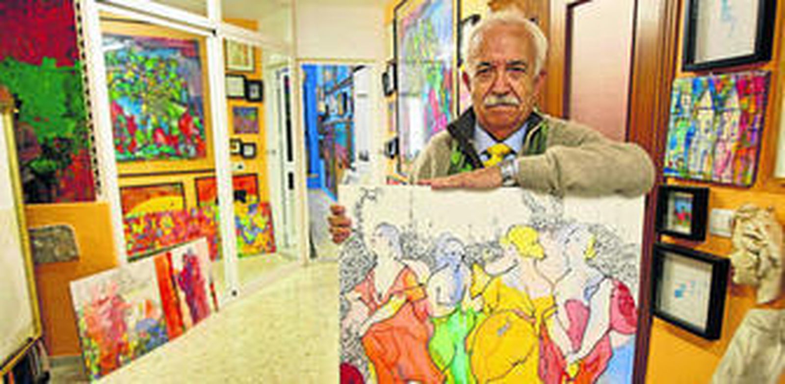 El pintor Luis Gonzalo posa en su estudio con las placas de cerámica que ha patentado.