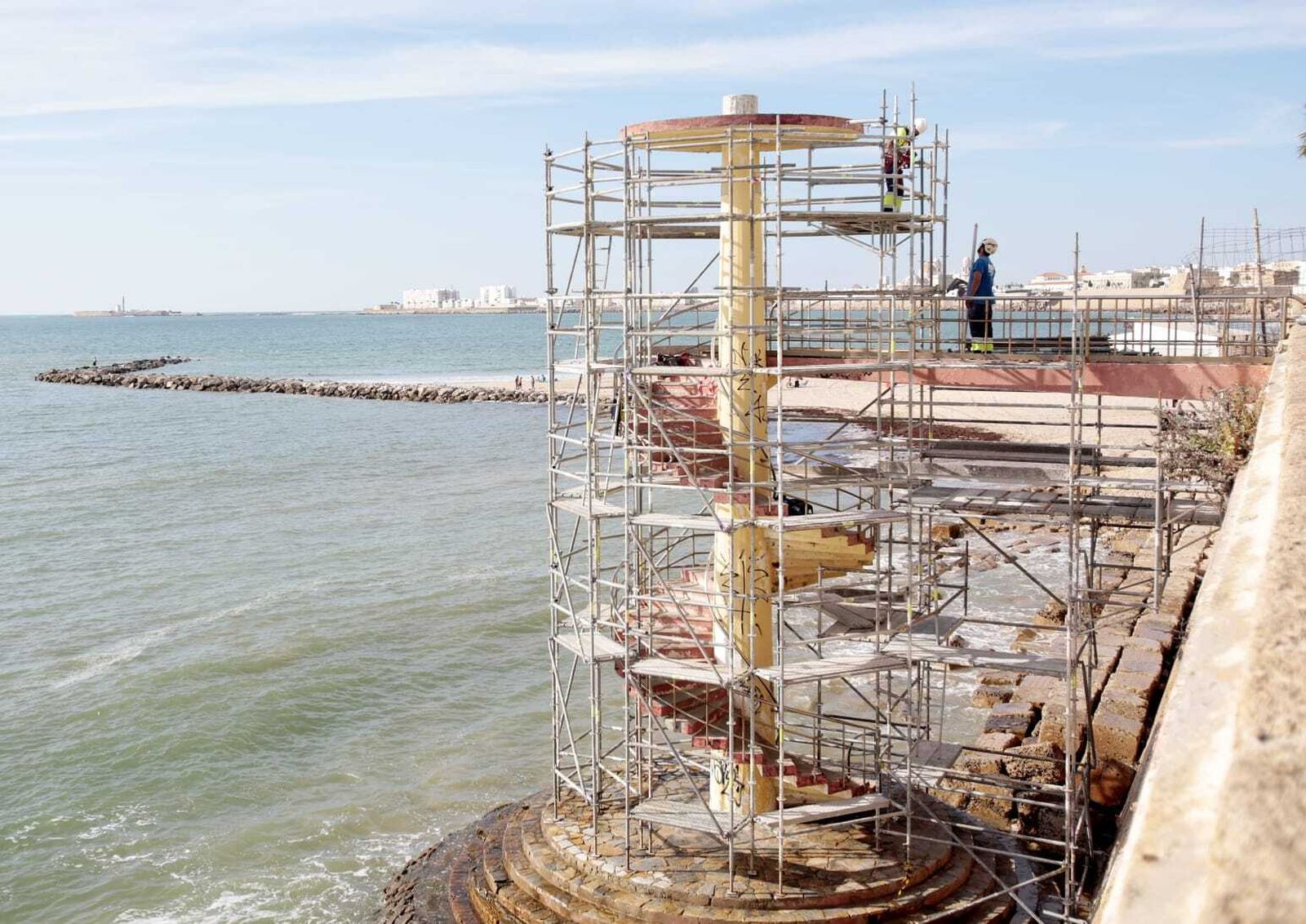 Aspecto que presentaba este miércoles el acceso a la playa.