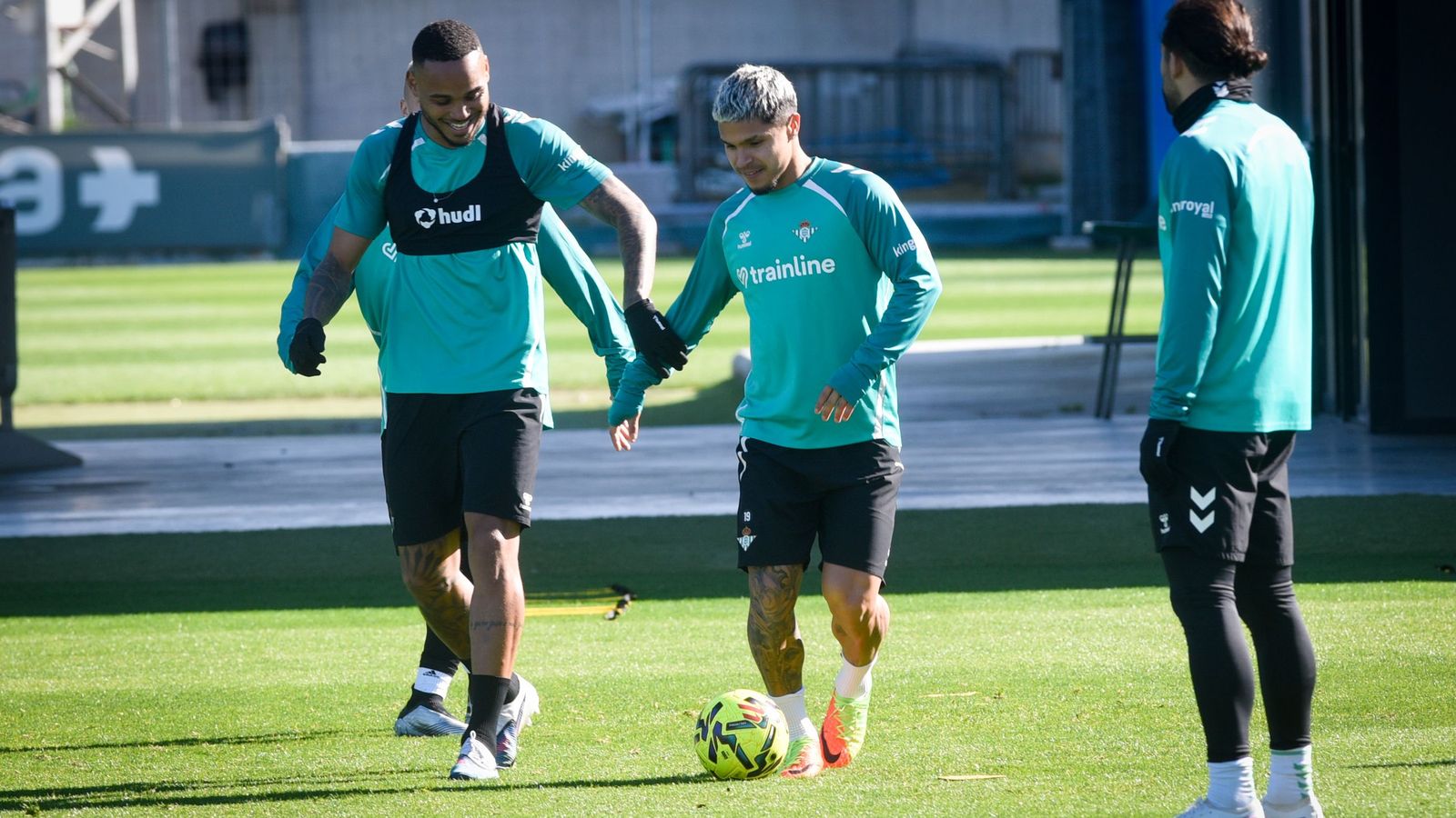 El Cucho bromea con Natan en un entrenamiento reciente con el grupo.