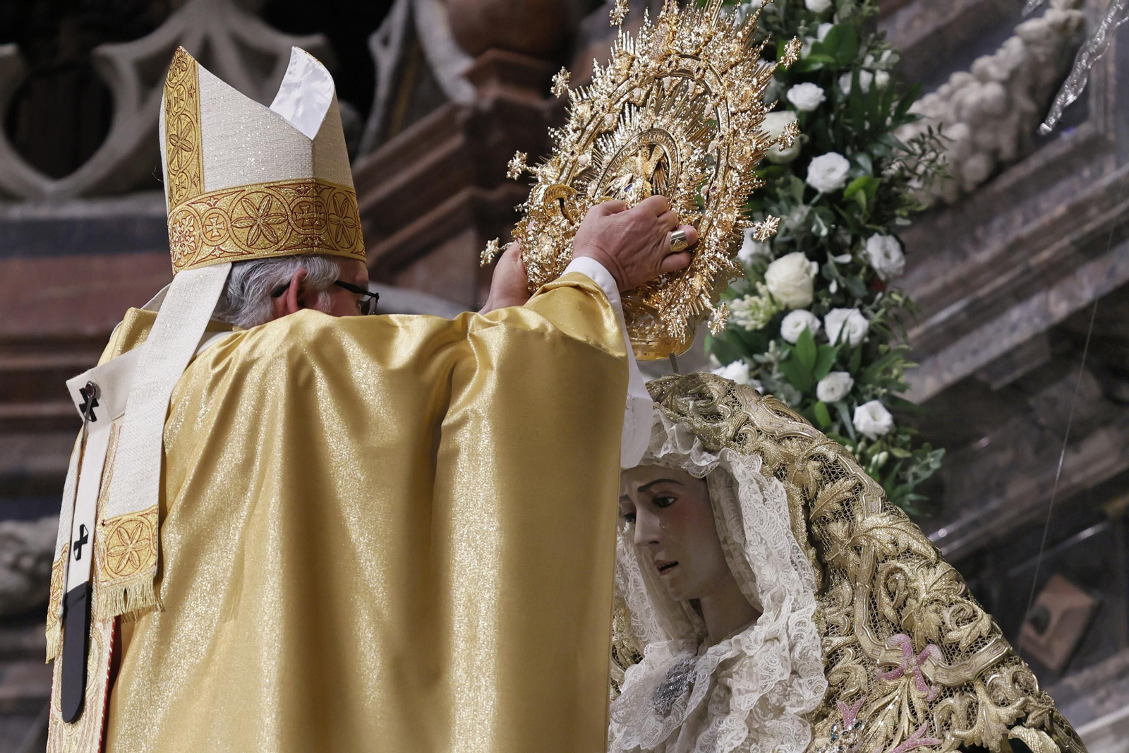 La coronación de la Virgen del Rocío en imágenes