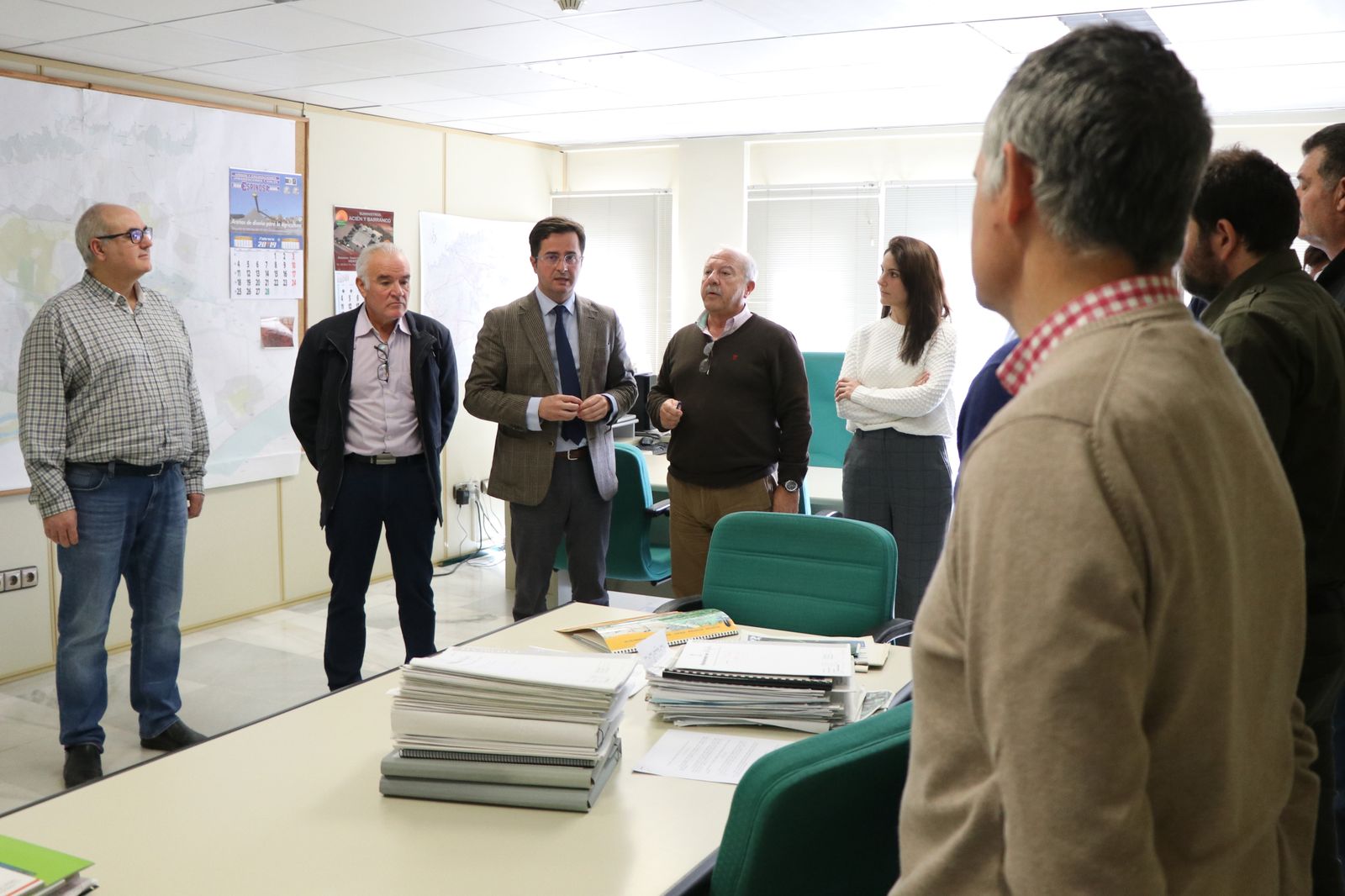 Francisco Góngora y a su derecha Juan Fernández, con trabajadores municipales