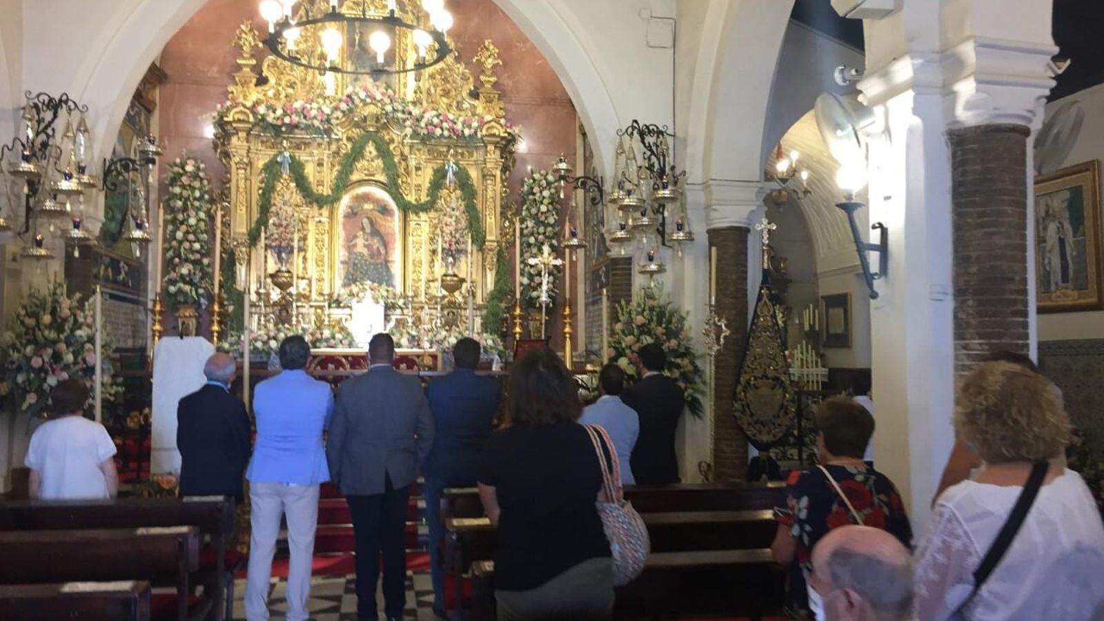 La Hermandad de Emigrantes acudió a media mañana y rezó la salve a la Virgen.