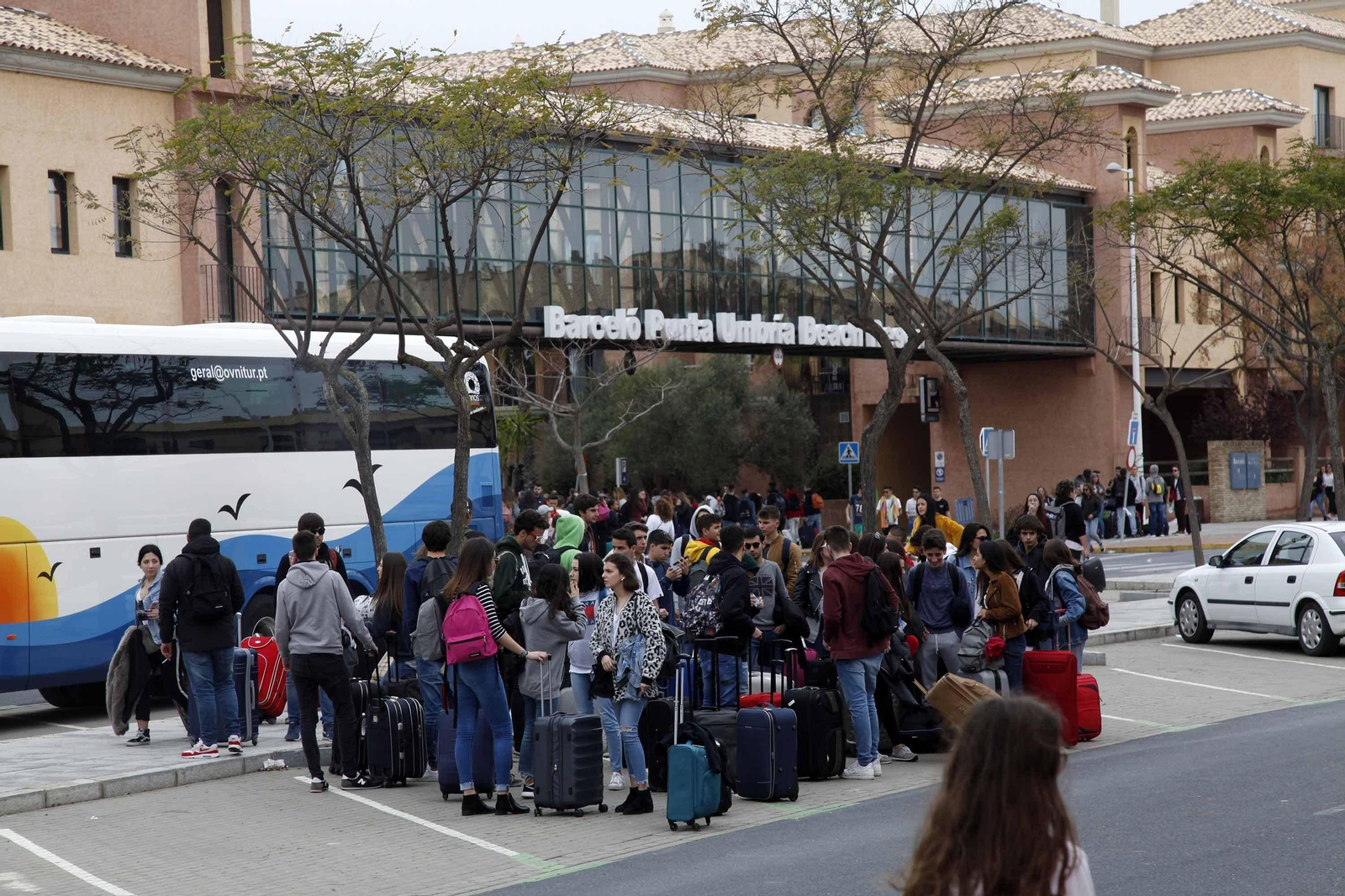 : Llegada de los estudiantes portugueses a los hoteles de Punta Umbría en la tarde de ayer para iniciar su semana de fiesta en la tercera edición del festival.
