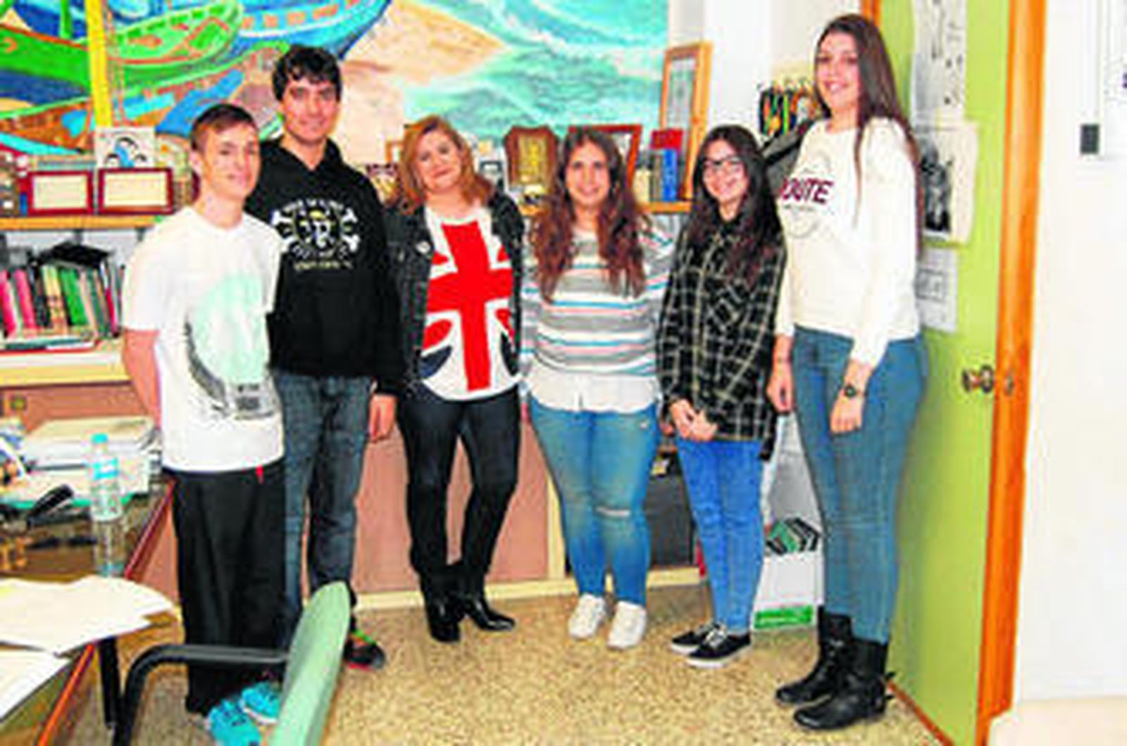 Los alumnos linenses participantes en el programa y su tutora, ayer en el IES Antonio Machado.