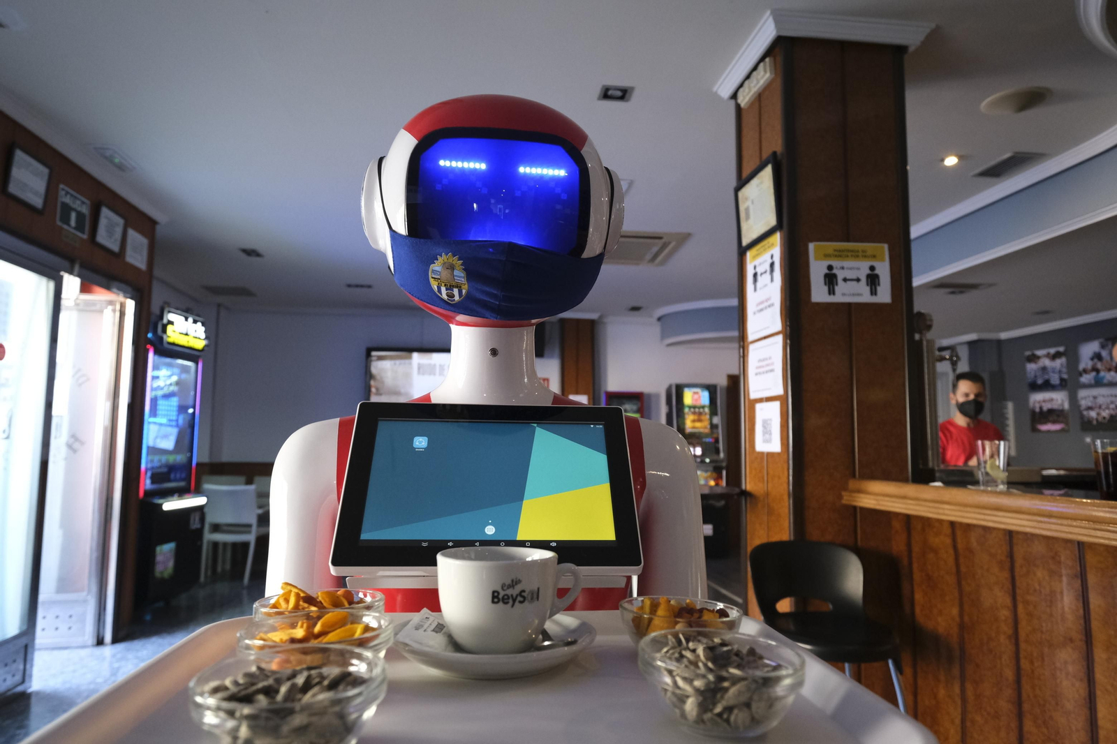 Fotogalería de Herbelita, la robot camarera de El Alquián.