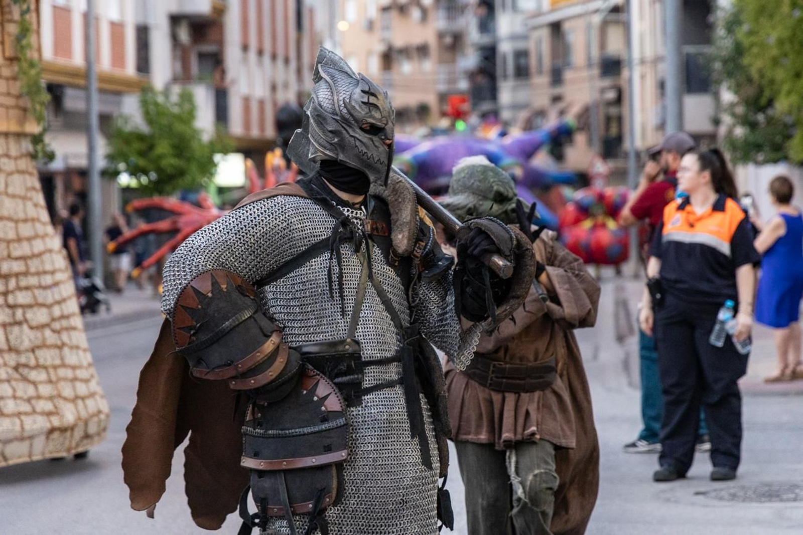 Pasacalles inaugural, fuegos artificiales e iluminación de la portada de feria y del recinto ferial de la Feria de San Bartolomé en Martos