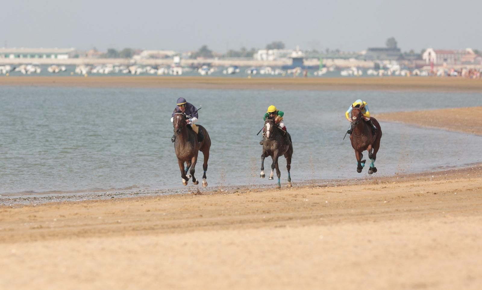 Imágenes del primer día de las Carreras de Caballos de Sanlúcar 2025