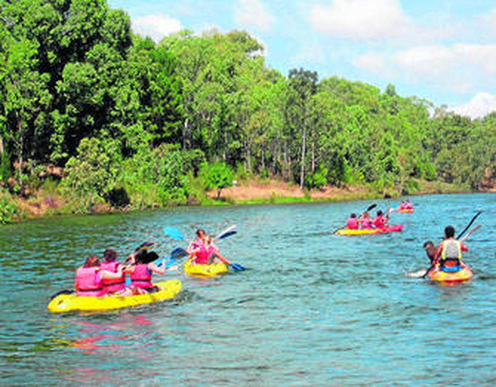 Los participantes podrán navegar en piragua por las aguas del pantano serrano.