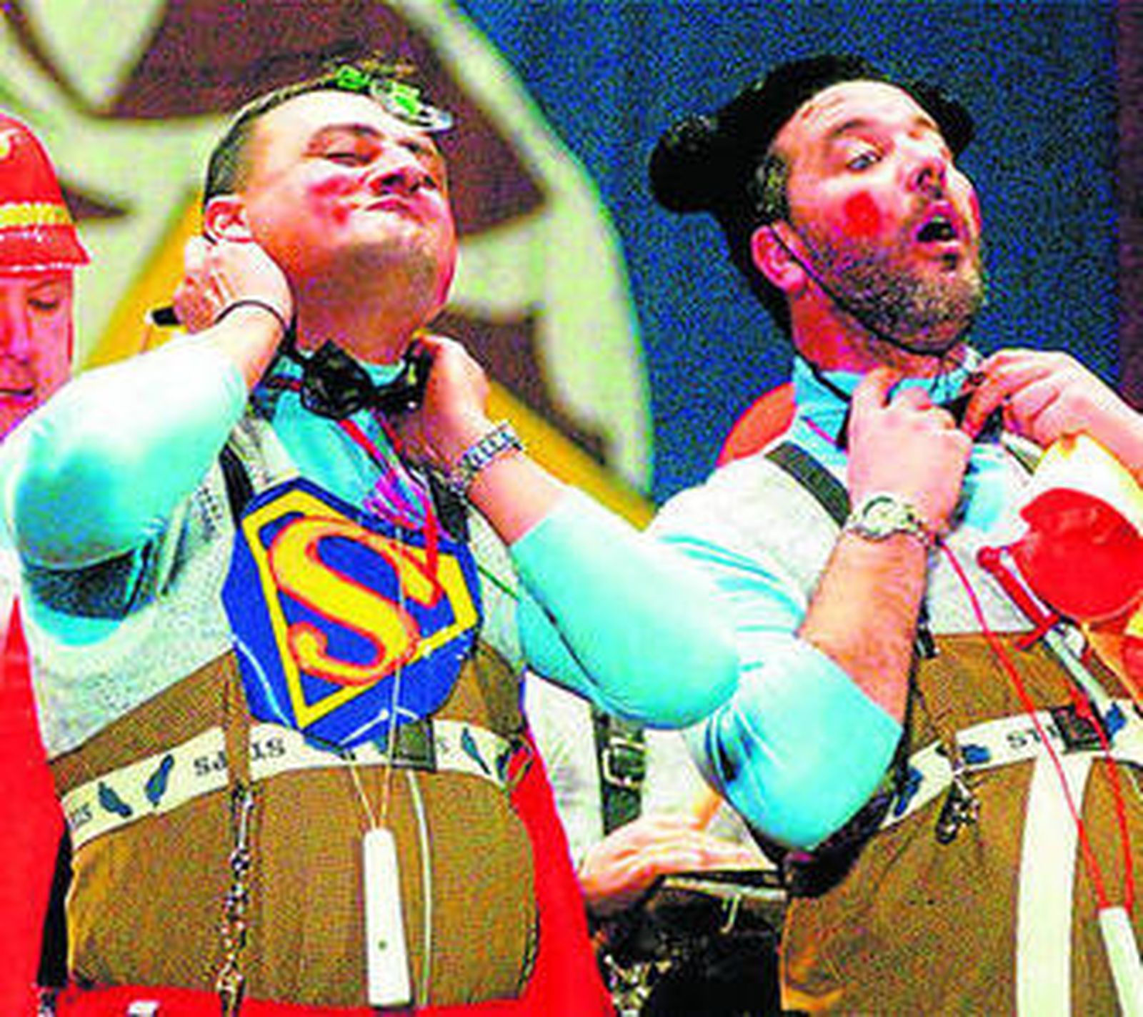 El Love y José Mari durante una de las actuaciones de la chirigota en el Falla.