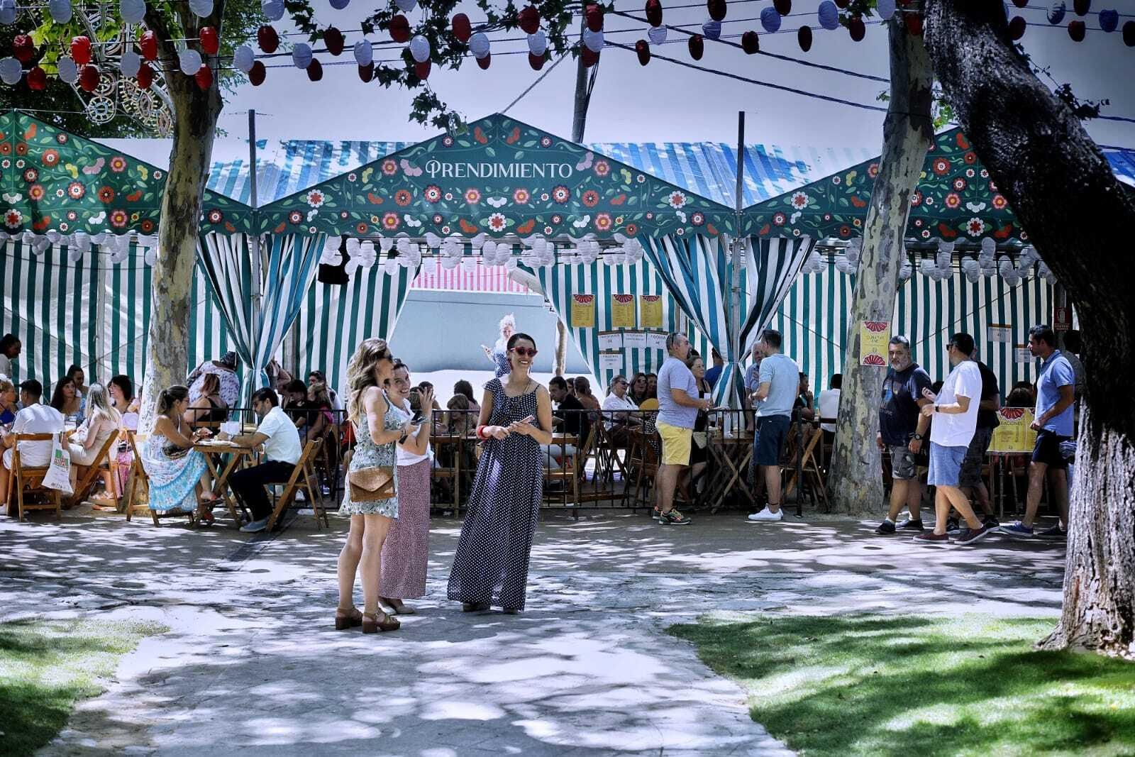 Búscate en las imágenes del Día de la Mujer de la Feria del Carmen de San Fernando