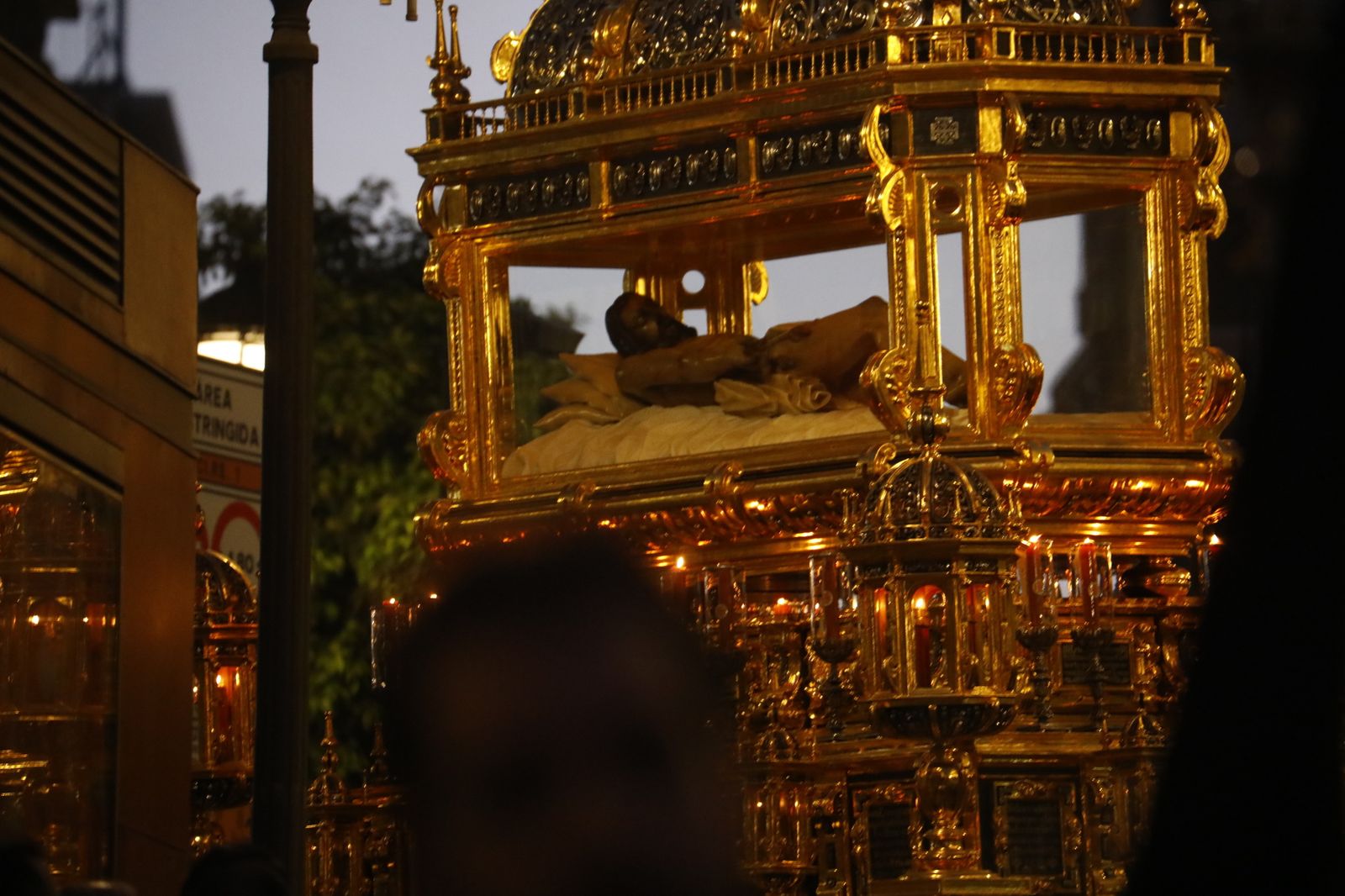 Viernes Santo en Córdoba: la procesión del Santo Sepulcro, en imágenes