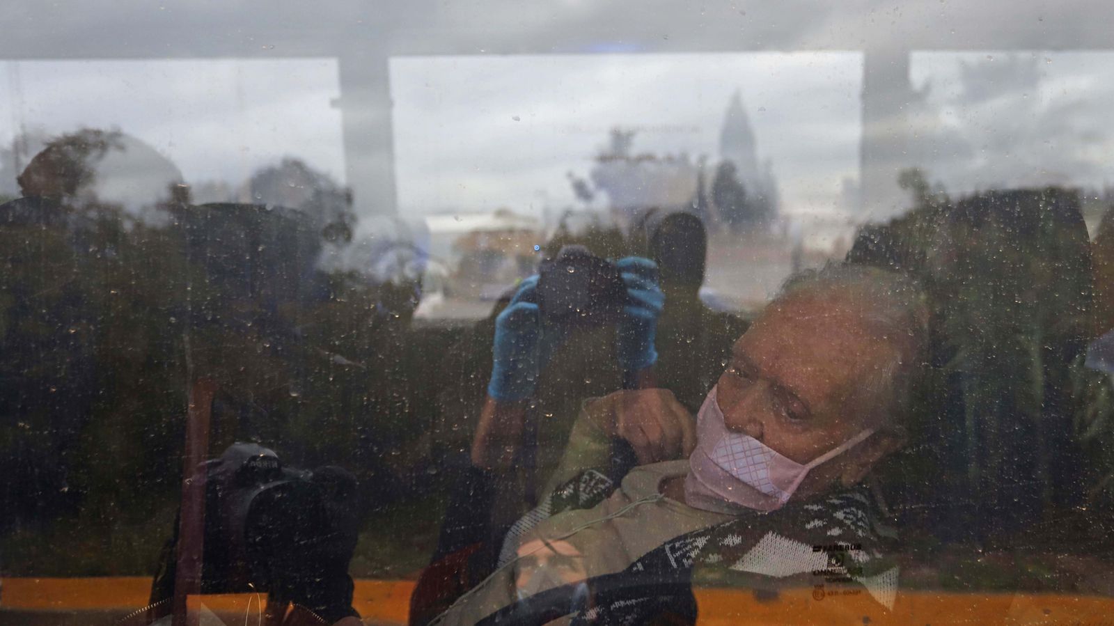 Fotos del traslado a La Línea de los 27 ancianos de la residencia de Alcalá del Valle