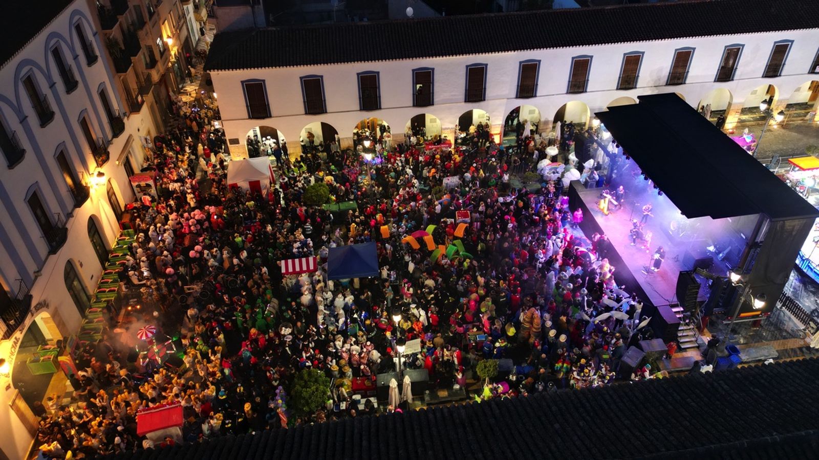 Imagen aérea de la Plaza Porticada durante la celebración del carnaval.