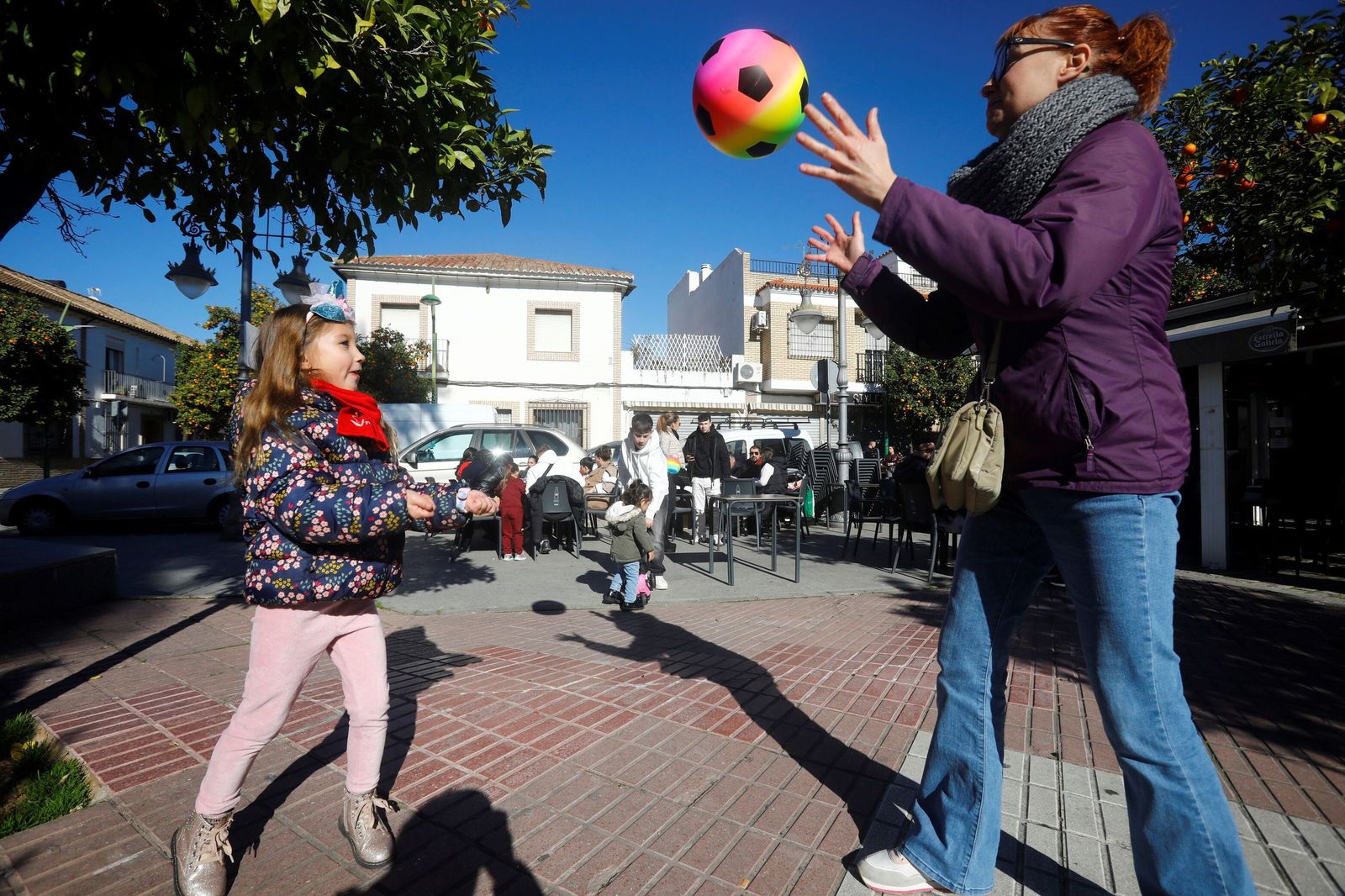 Los niños de Córdoba disfrutan de sus regalos de Reyes, en imágenes