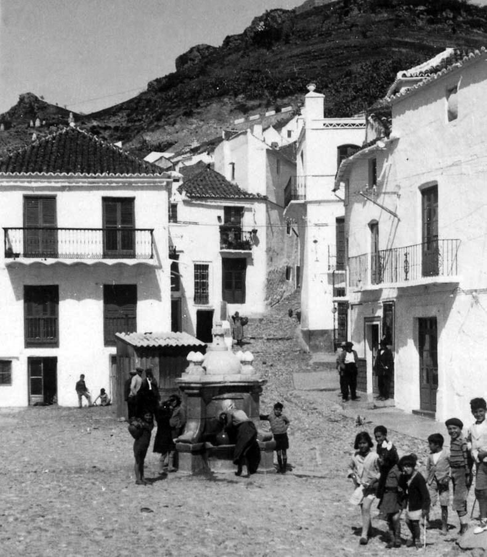 Casares, la plaza en 1934 (Arch. Temboury).