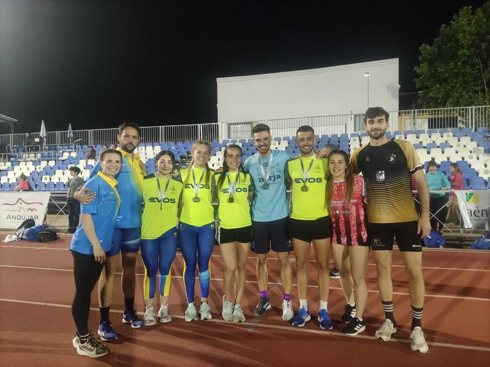 Alba Pérez, en el centro, con la mayoría de onubenses que compitieron en Andújar.