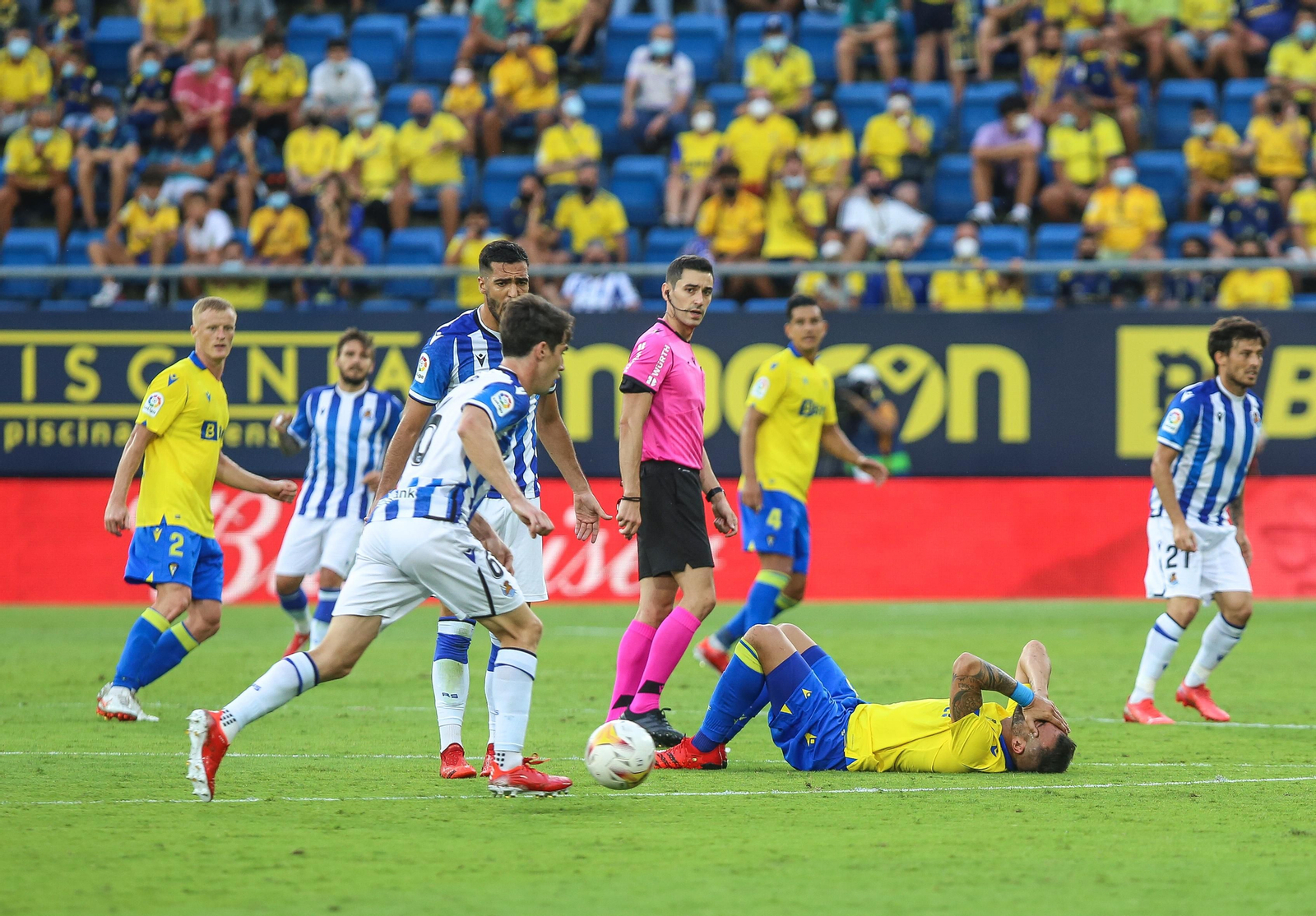 Muñiz Ruiz atento a una acción en el Cádiz - Real Sociedad.