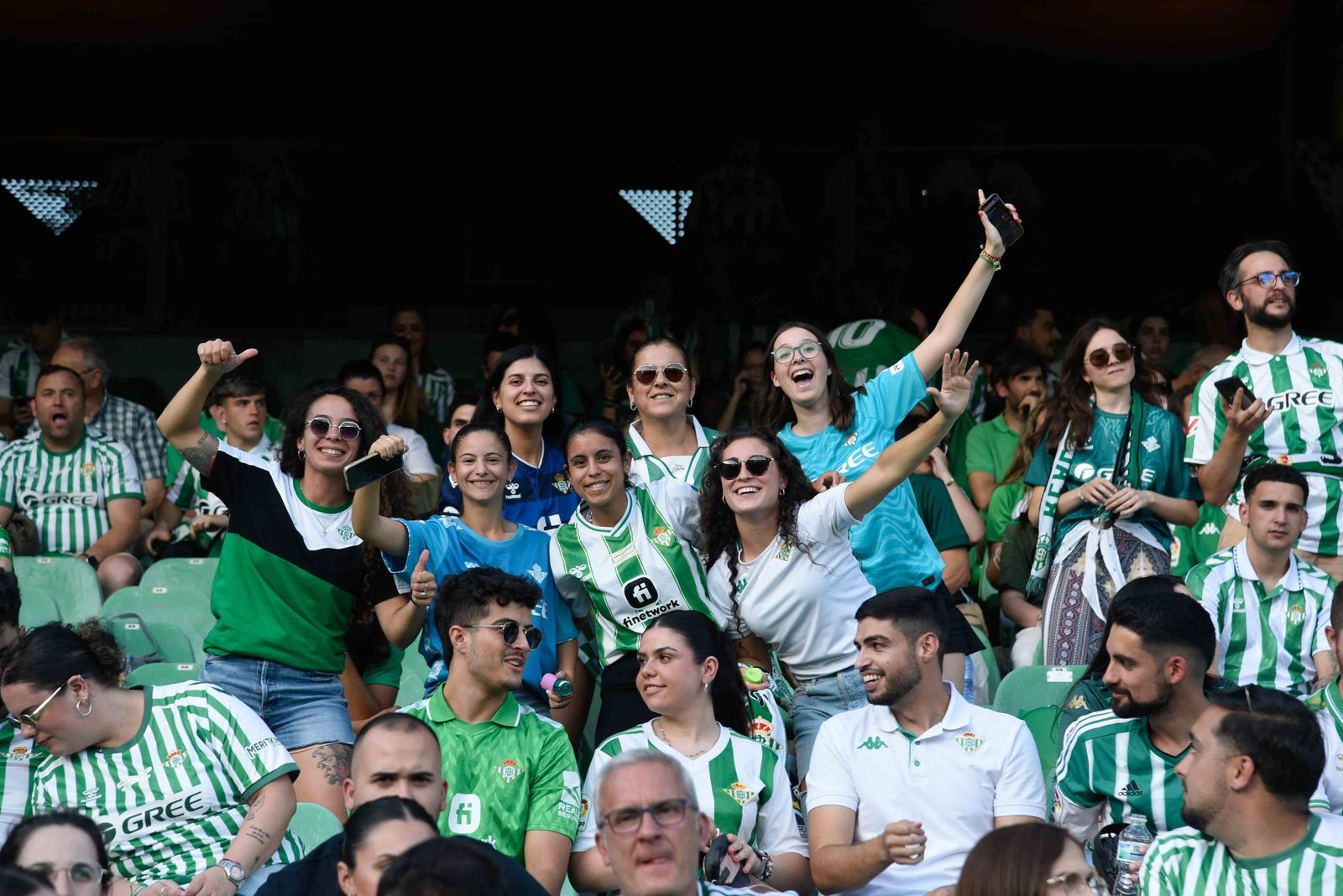 Las fotos de la afición del Betis en el Villamarín