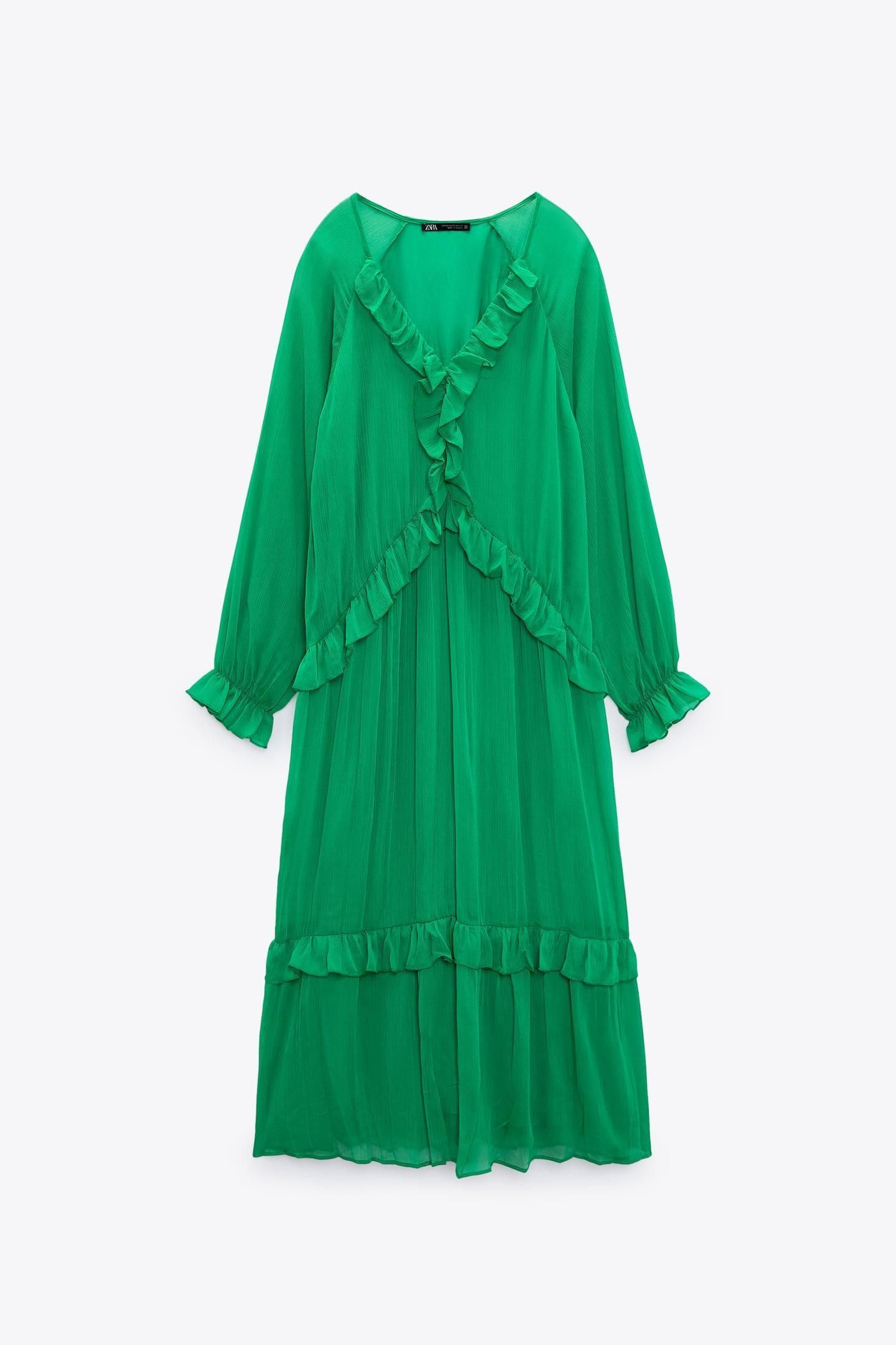 Vestido verde de volantes de Zara.