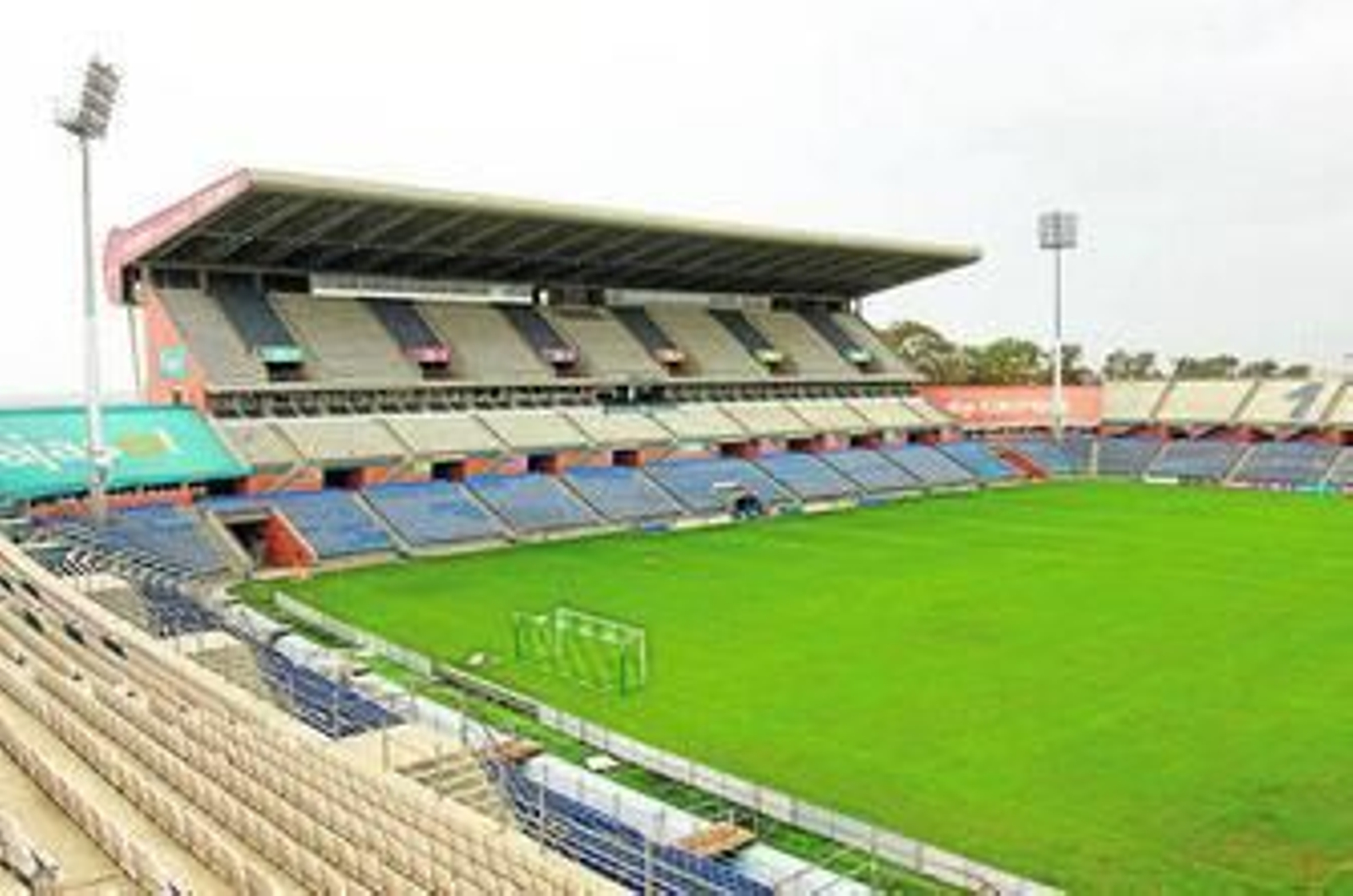 Panorámica del estadio Nuevo Colombino, donde se piensa disputar el partido más largo del mundo. Panorámica del estadio Nuevo Colombino, donde se piensa disputar el partido más largo del mundo.