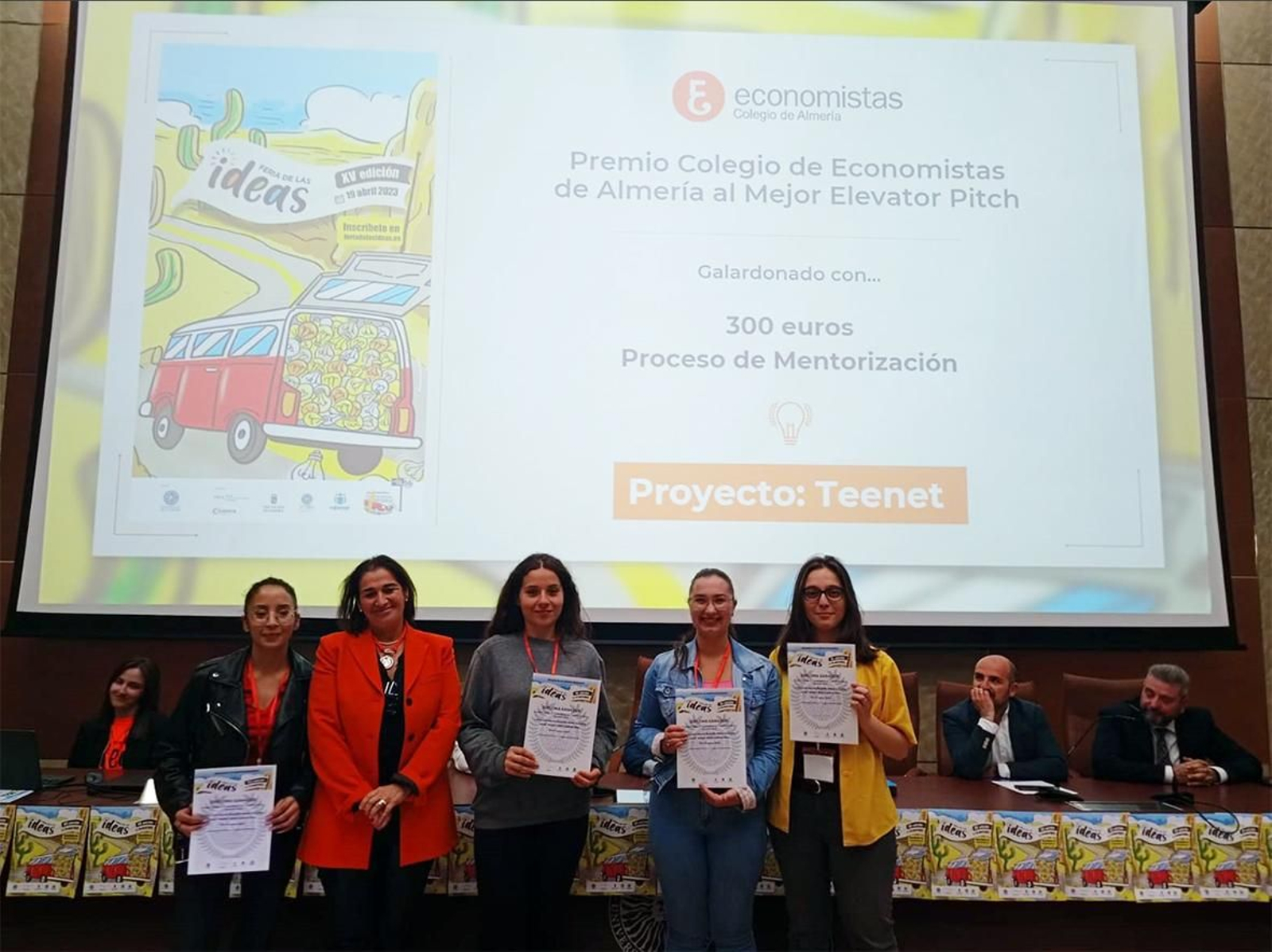 Integrantes de 'Teenet' y ganadoras del premio Elevator Pitch.