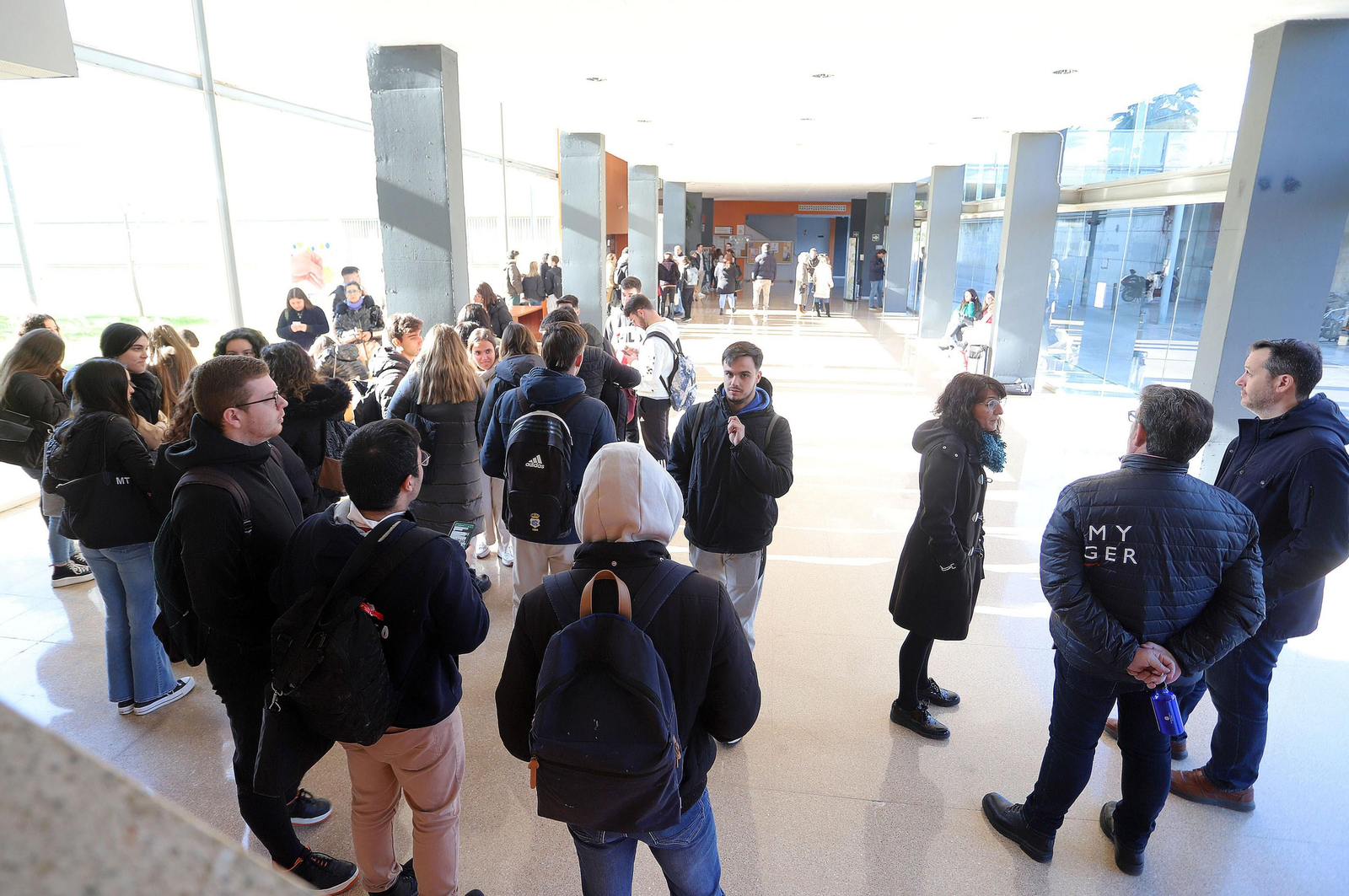 Compañeros y profesores de los estudiantes de Trabajo Social guardan un minuto de silencio en memoria de sus compañeros fallecidos en el incendio, en imágenes