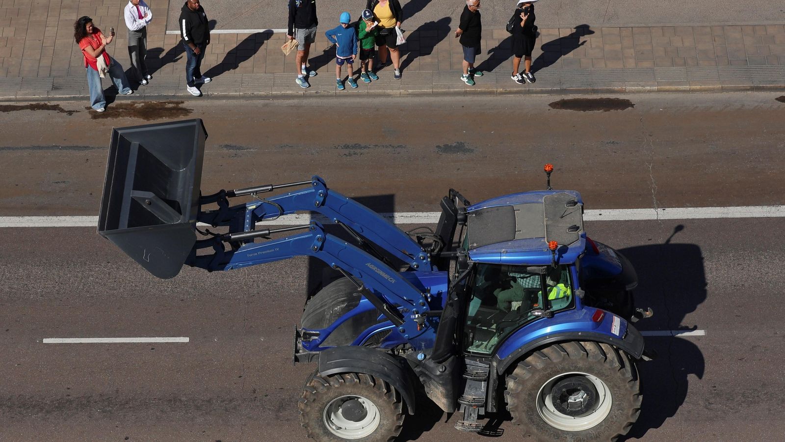 Un tractor, a su paso por el centro de Málaga.