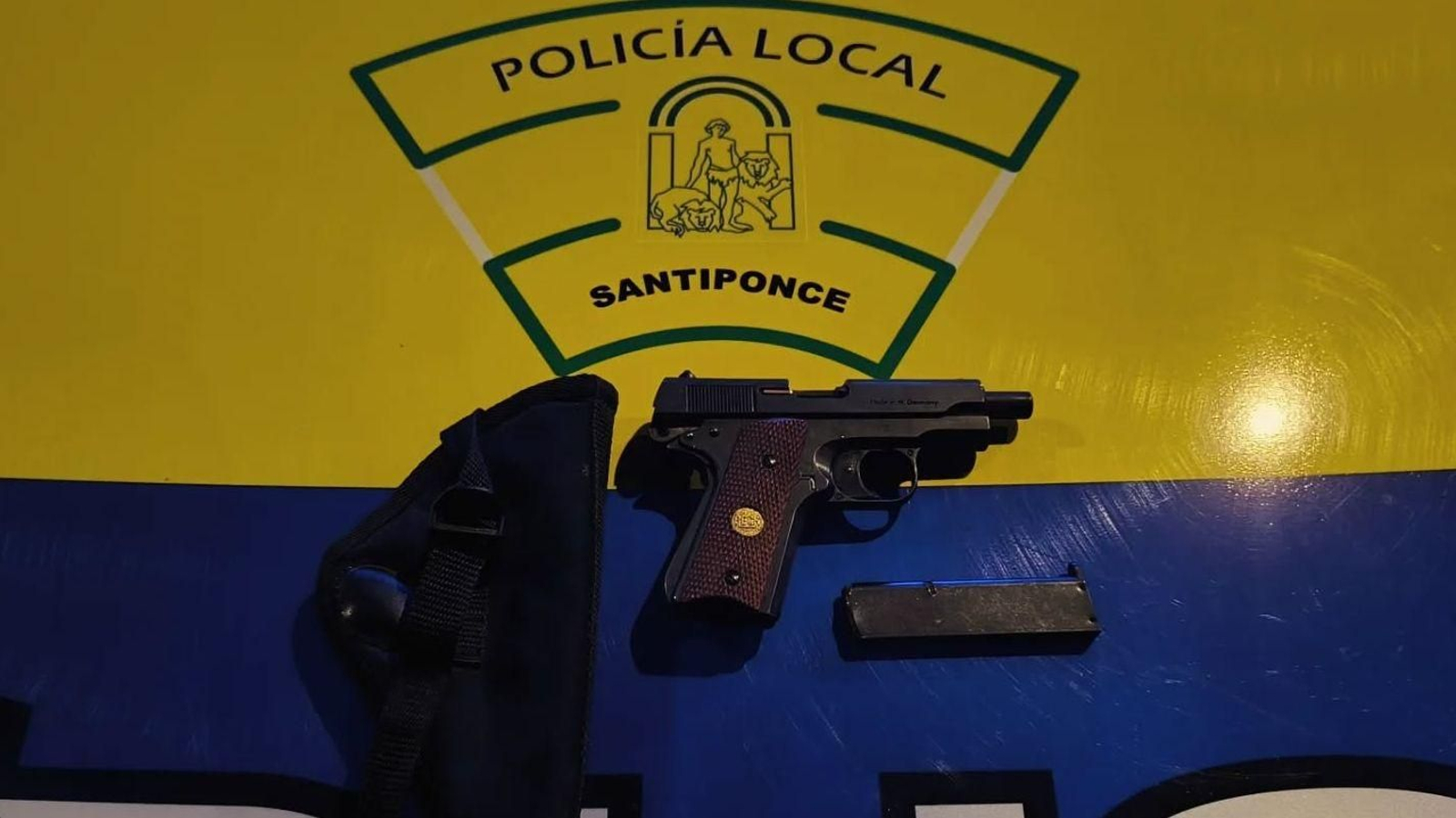 La pistola intervenida en Santiponce.