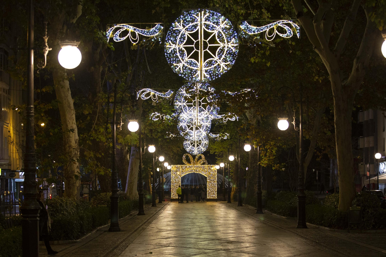 Granada enciende su Navidad: así lucen las calles