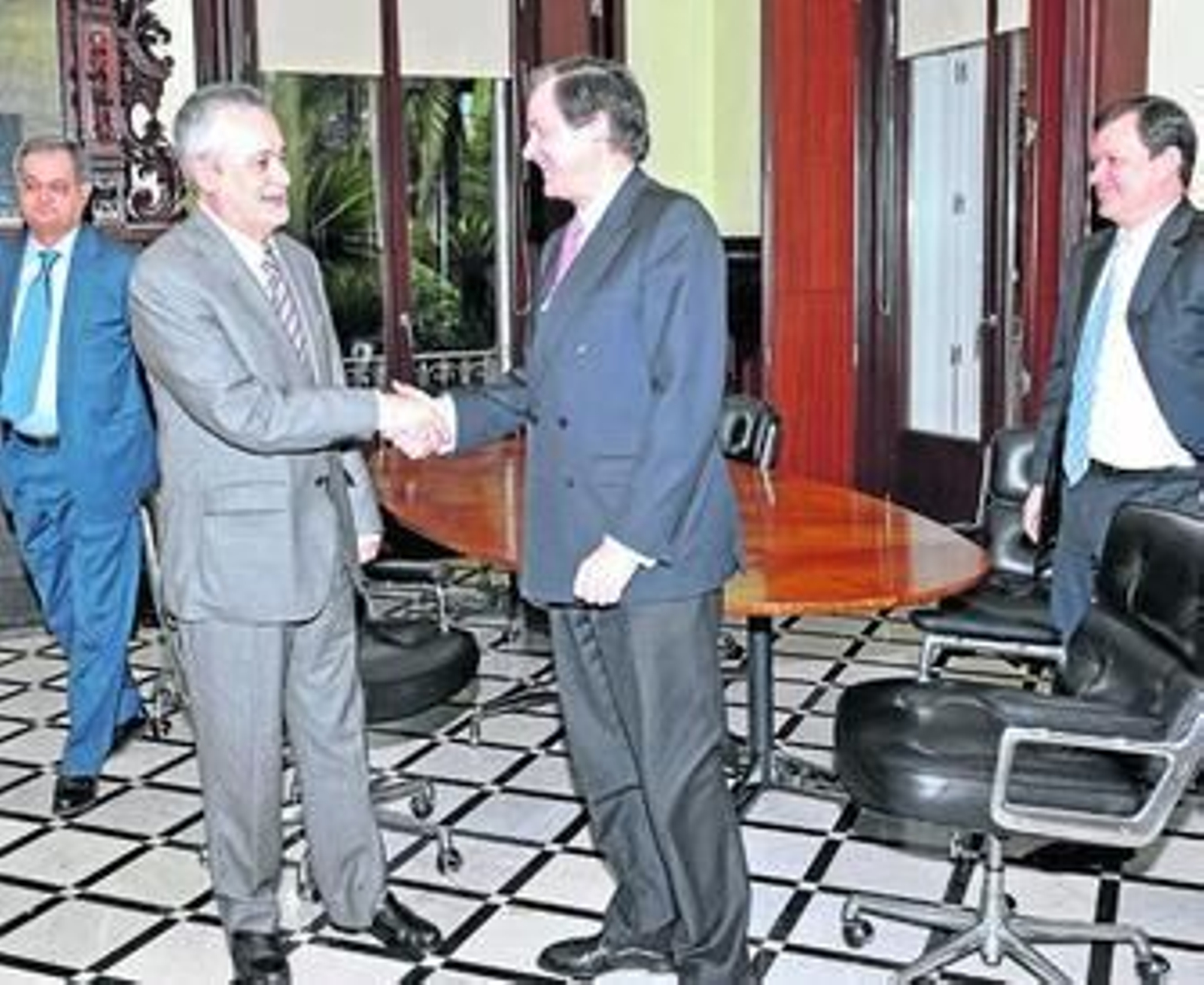 Griñán saluda al consejero delegado de Siemens, Francisco Belil, ante Julio Olaguibel y Gonzalo Ruiz (Siemens).