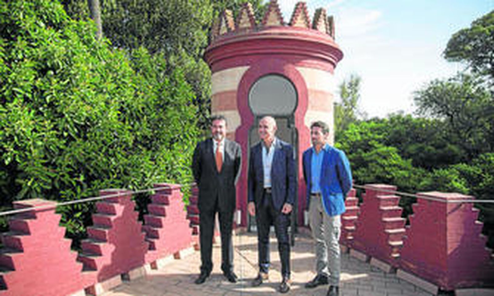 Jesús Rojas, gerente de Fibes; Antonio Muñoz, delegado de Turismo; y Antonio Jiménez, gerente del Consorcio de Turismo, en el Costurero de la Reina.