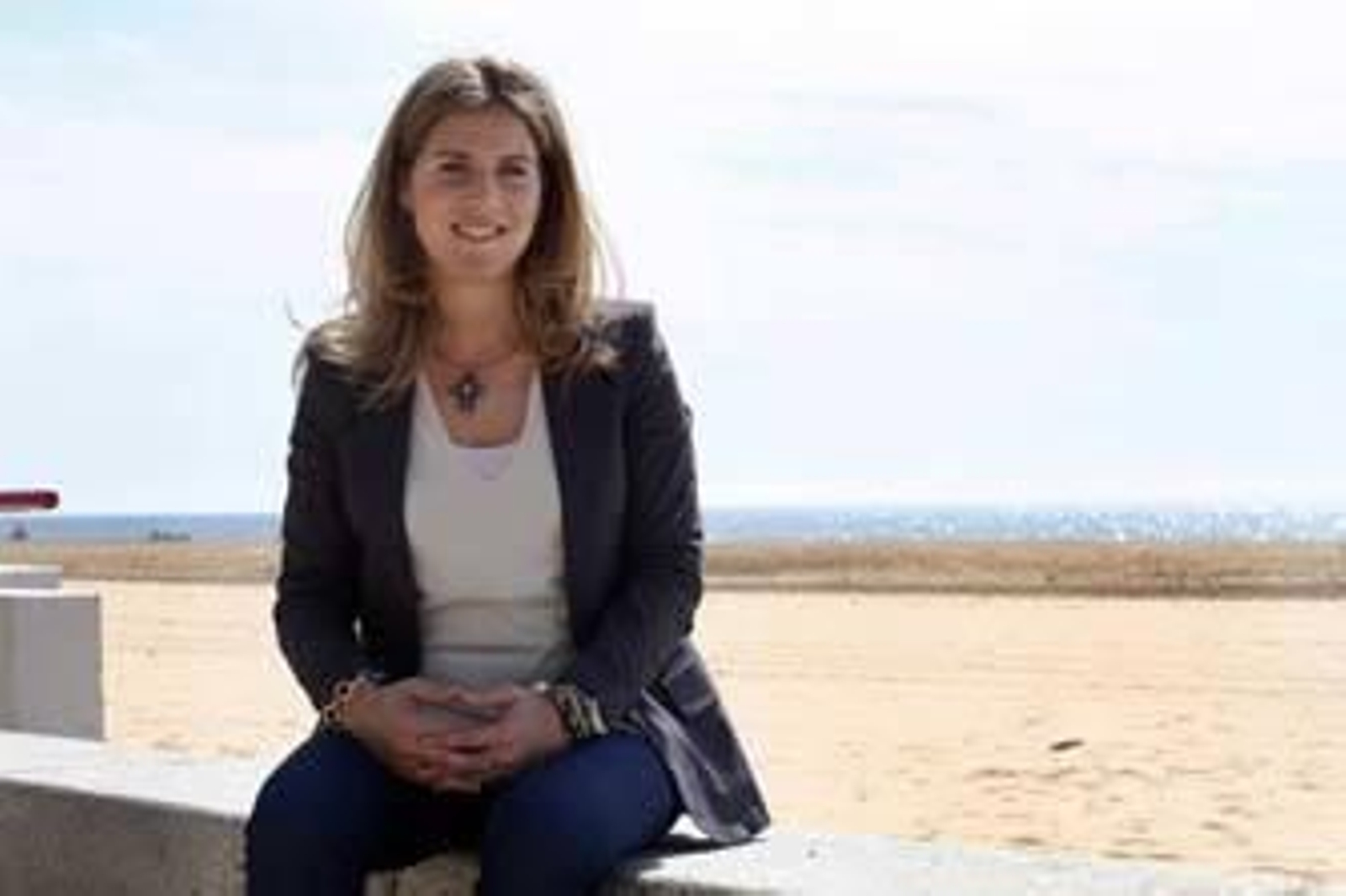 La candidata del Partido Popular posando ayer en el paseo marítimo de la capital gaditana. /Lourdes de Vicente