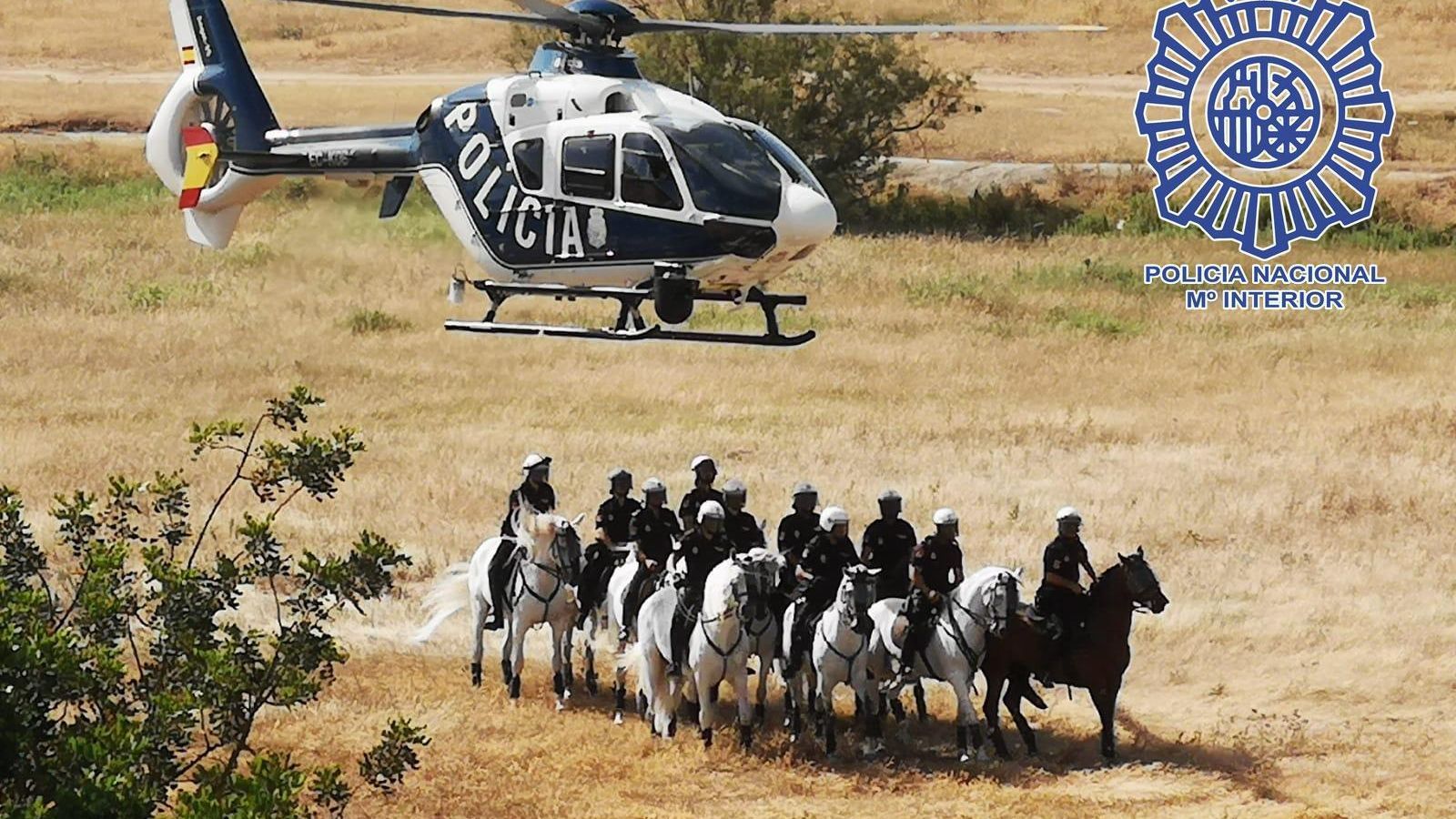 La caballería de la Policía, junto al helicóptero.