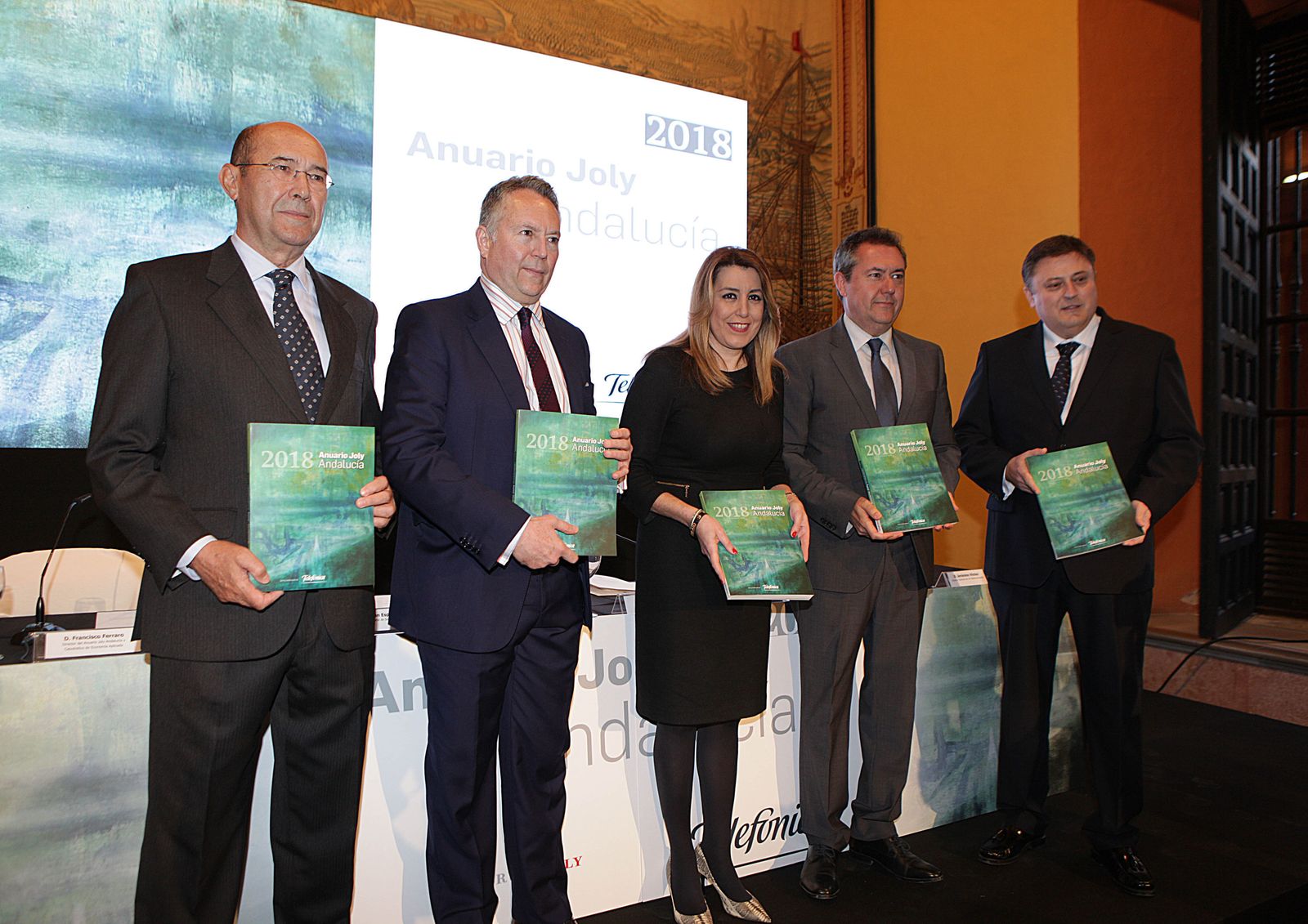Francisco Ferraro, director del 'Anuario'; José Joly, presidente del Grupo Joly; Susana Díaz, presidenta de la Junta de Andalucía; Juan Espadas, alcalde de Sevilla, y Jerónimo Vílchez, director del Territorio Sur de Telefónica.