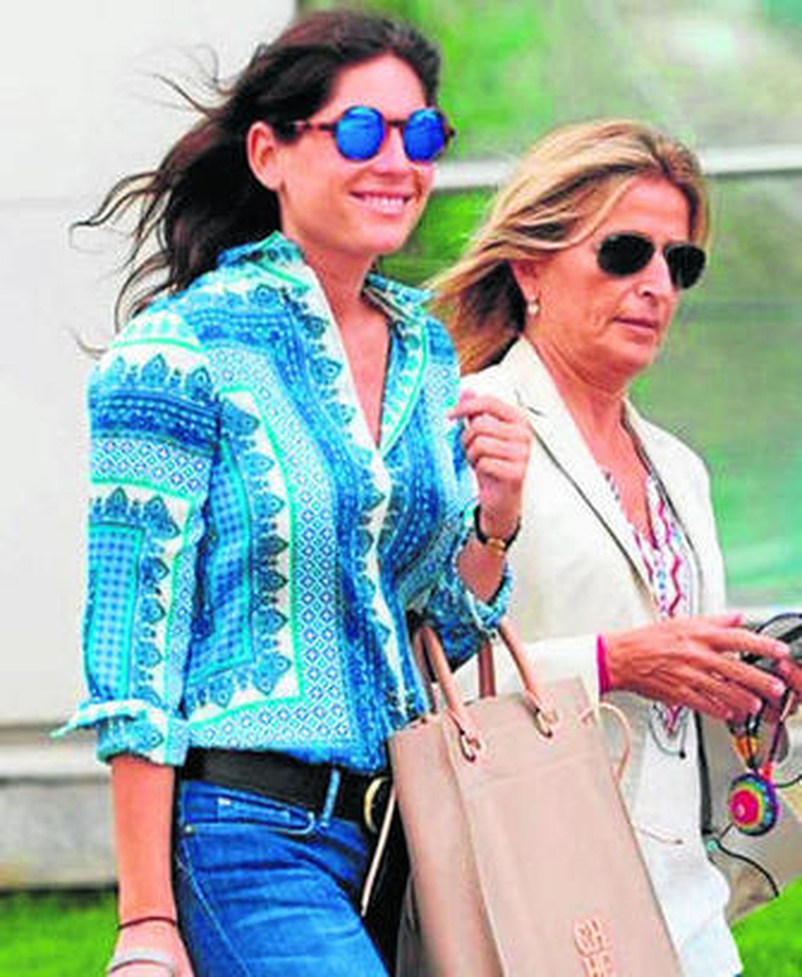 Lourdes, con su madre.