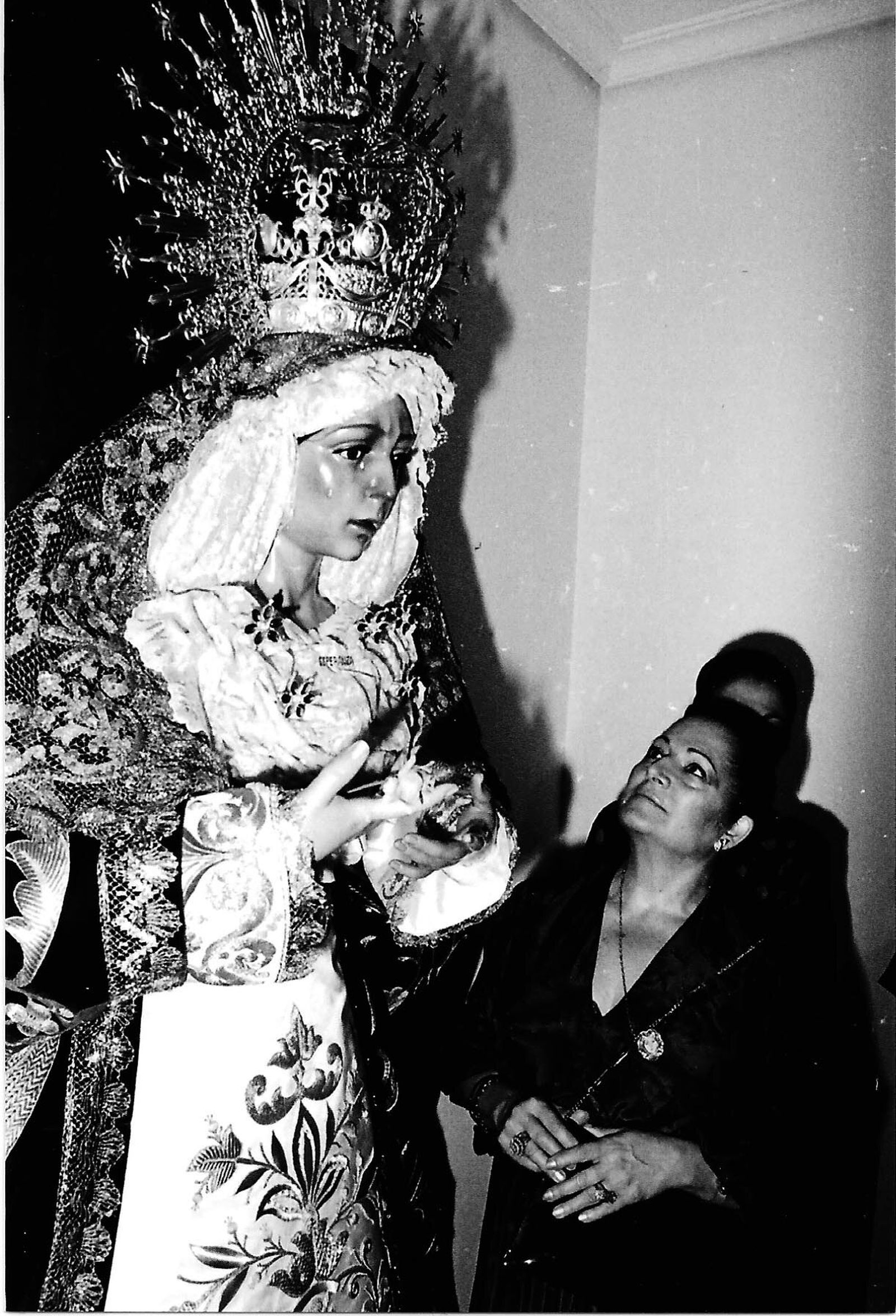 Juanita Reinca contempla la reproducción de la Esperanza Macarena.