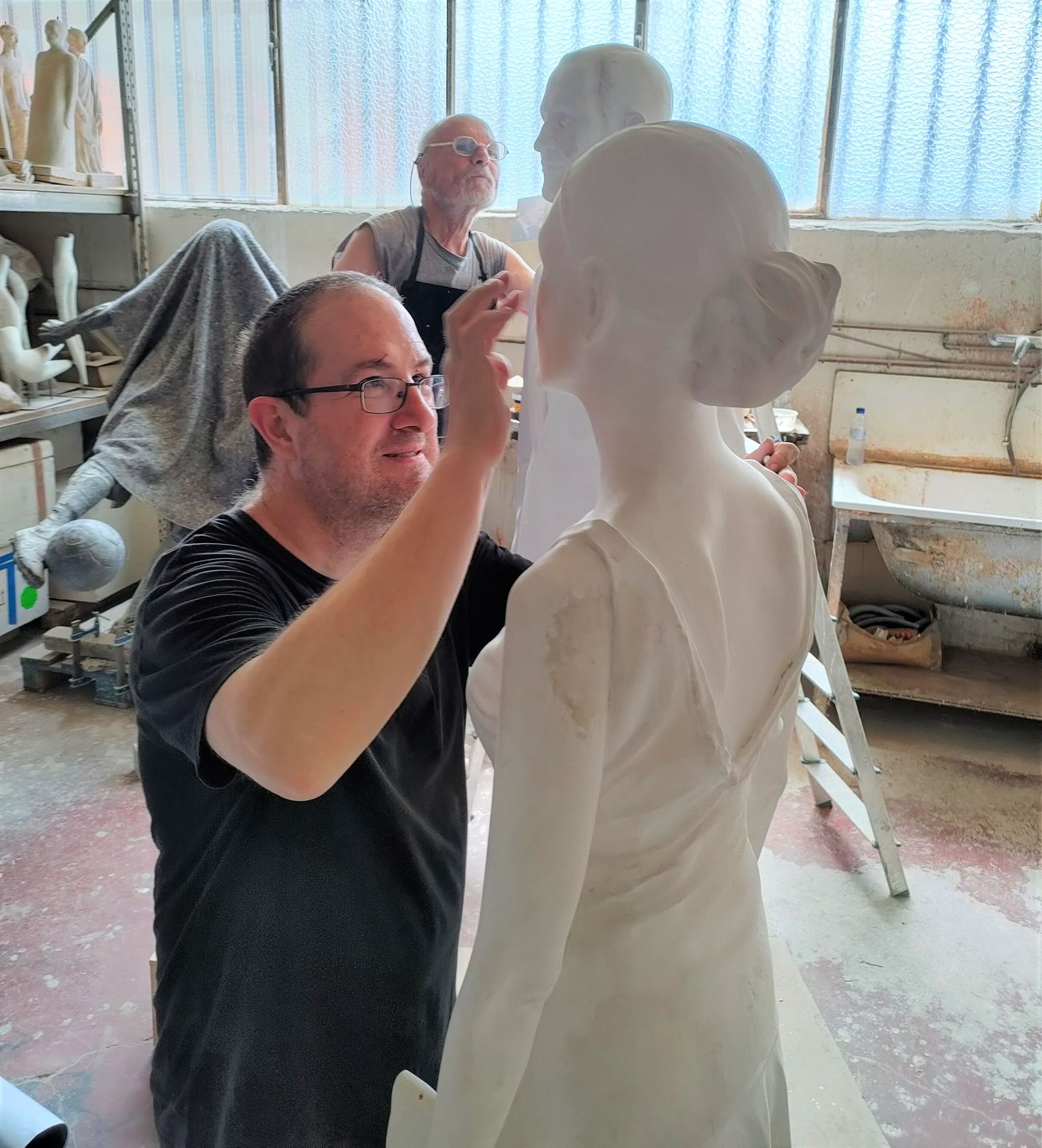 Los artistas Antonio López y Andrés García Ibáñez trabajando en las esculturas de los Reyes de España.